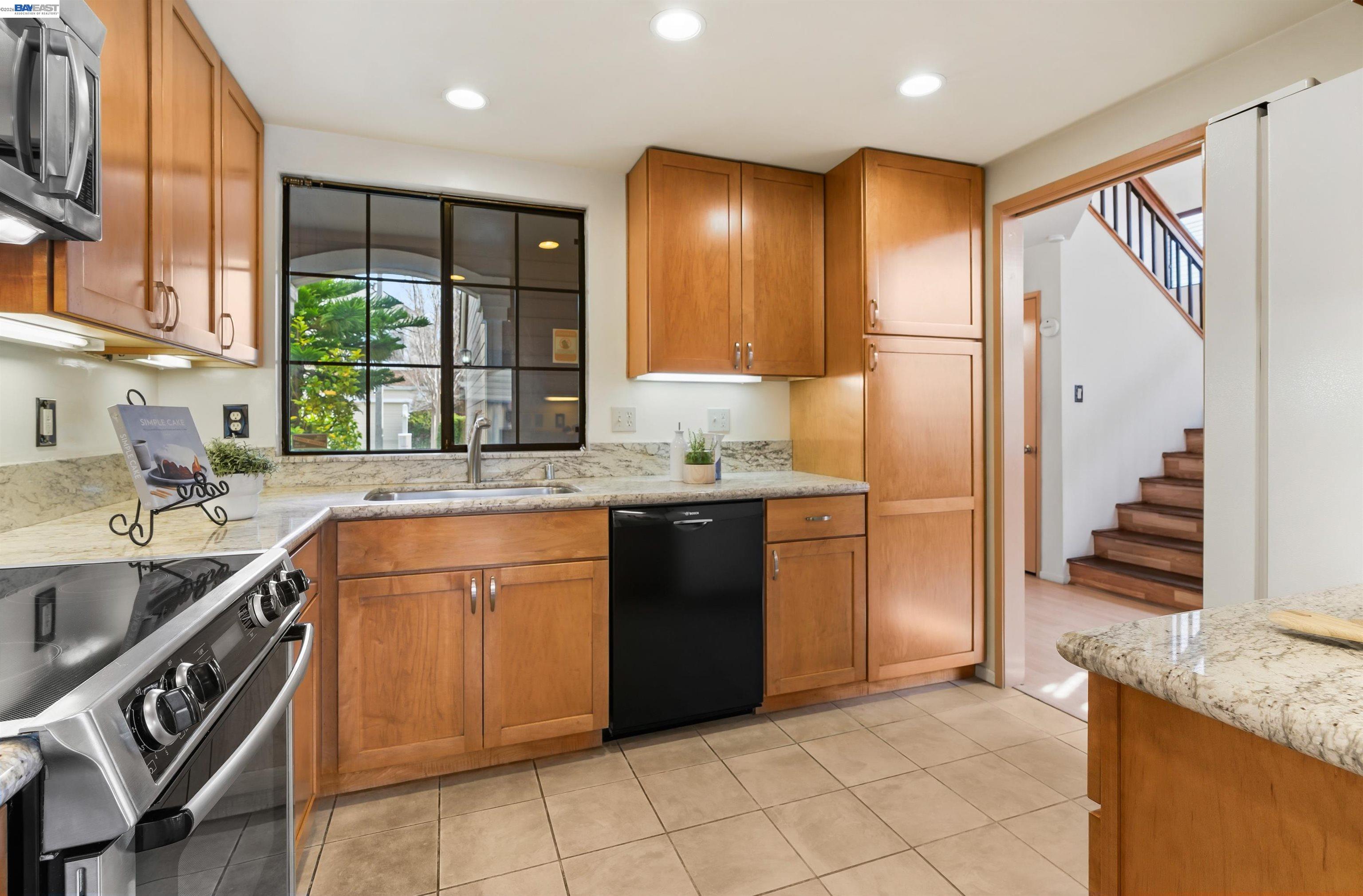Detail Gallery Image 10 of 24 For 35 Leonard Ct, Alameda,  CA 94502 - 2 Beds | 2/1 Baths