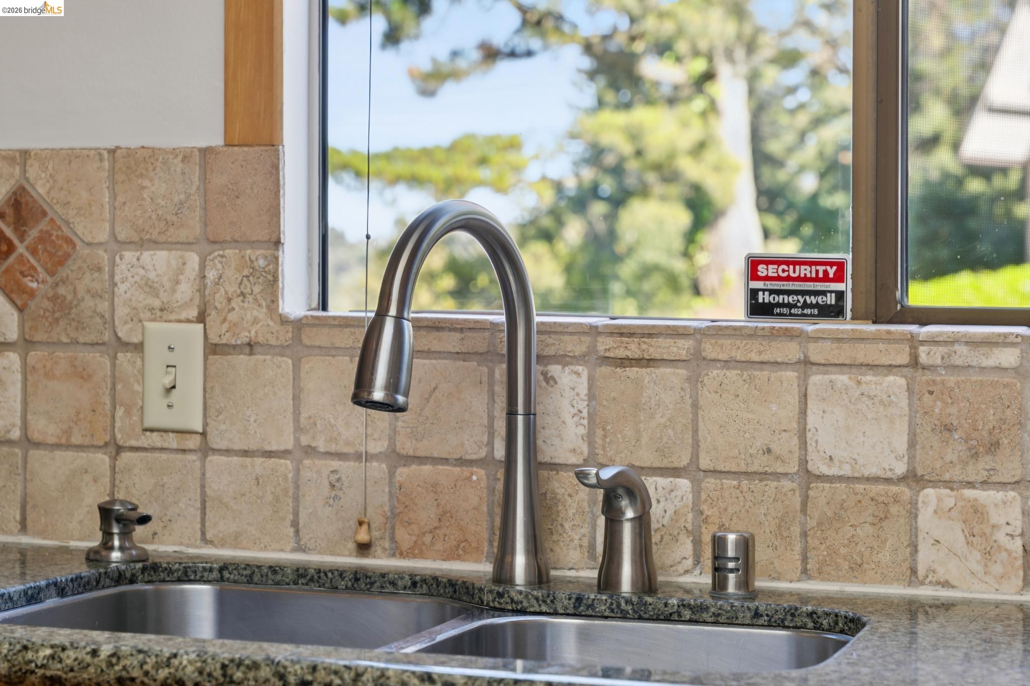 Detail Gallery Image 13 of 44 For 410 Grizzly Peak Blvd, Berkeley,  CA 94708-1211 - 3 Beds | 2 Baths