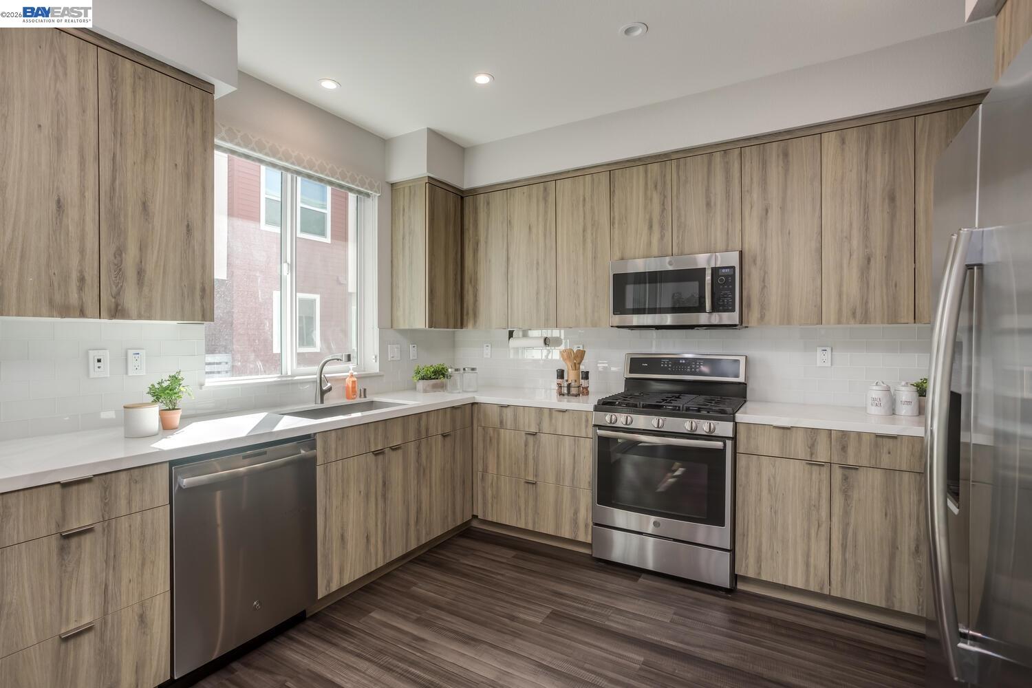 Detail Gallery Image 11 of 30 For 415 Santo Domingo Terrace, Sunnyvale,  CA 94085-3492 - 3 Beds | 2/1 Baths