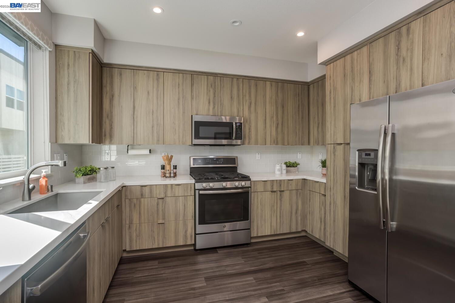 Detail Gallery Image 12 of 30 For 415 Santo Domingo Terrace, Sunnyvale,  CA 94085-3492 - 3 Beds | 2/1 Baths