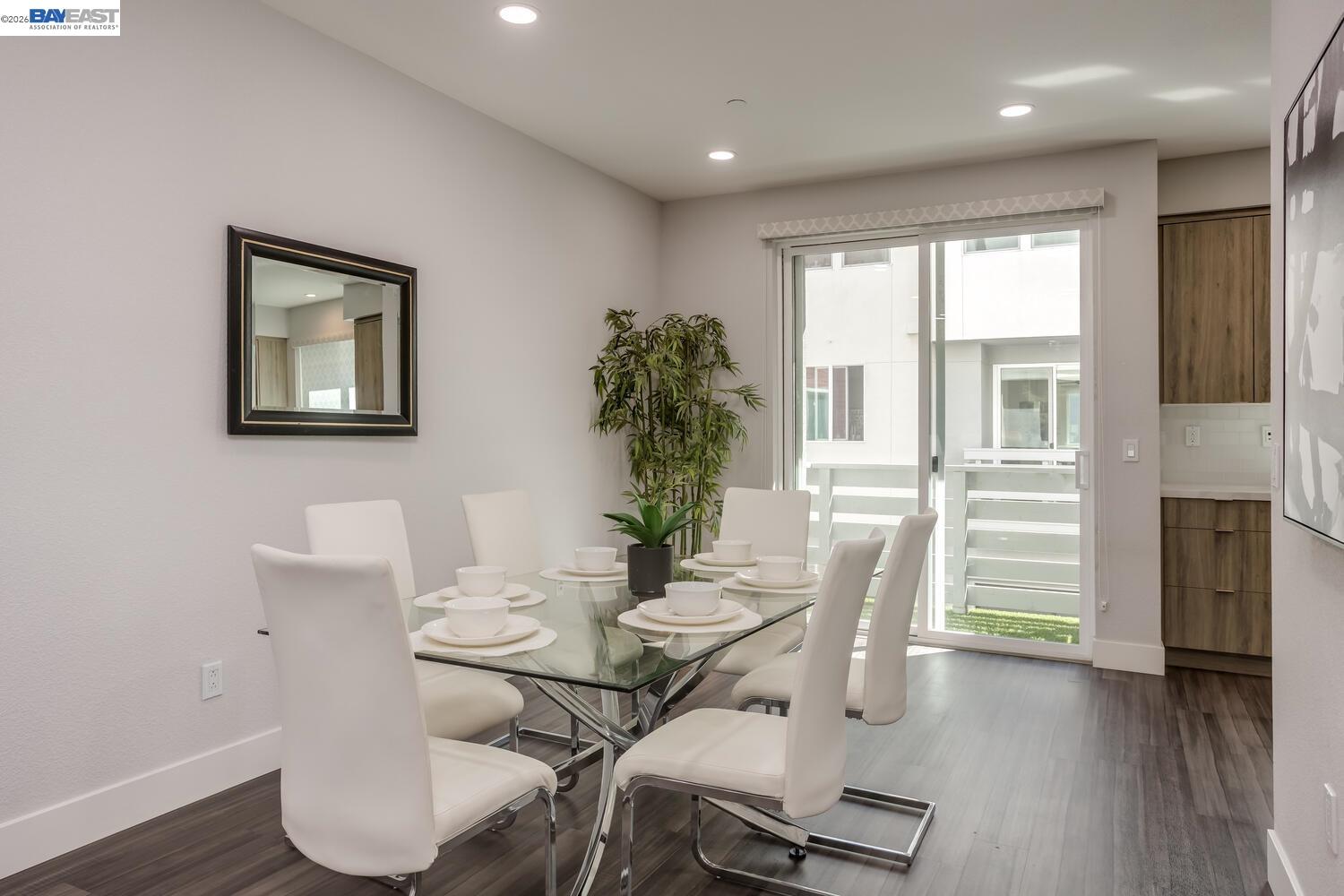 Detail Gallery Image 8 of 30 For 415 Santo Domingo Terrace, Sunnyvale,  CA 94085-3492 - 3 Beds | 2/1 Baths