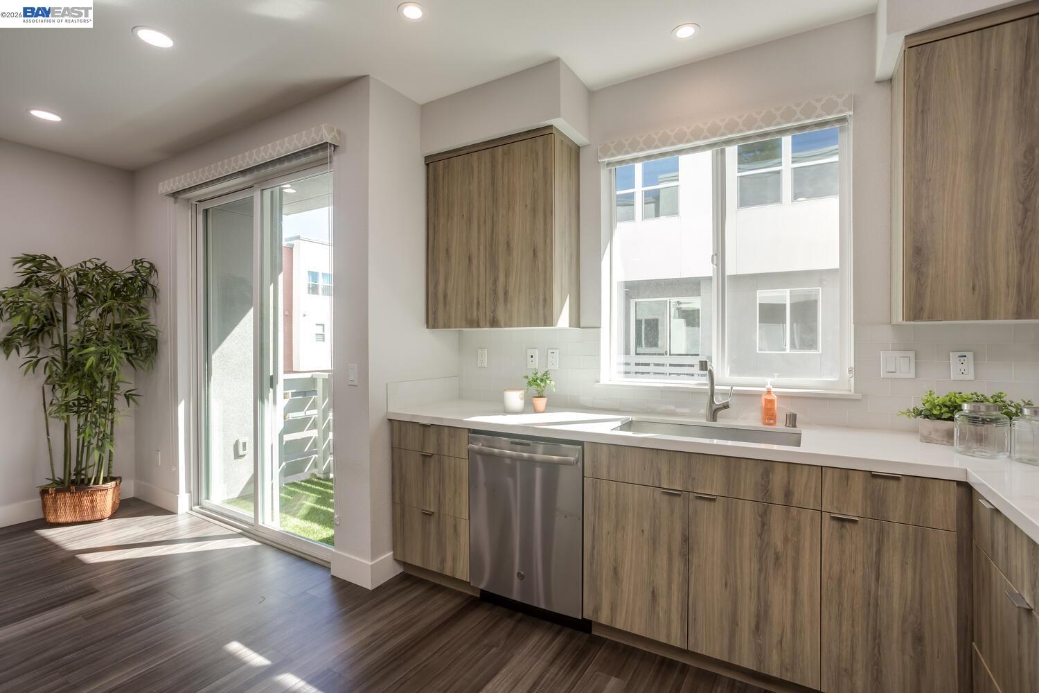 Detail Gallery Image 10 of 30 For 415 Santo Domingo Terrace, Sunnyvale,  CA 94085-3492 - 3 Beds | 2/1 Baths