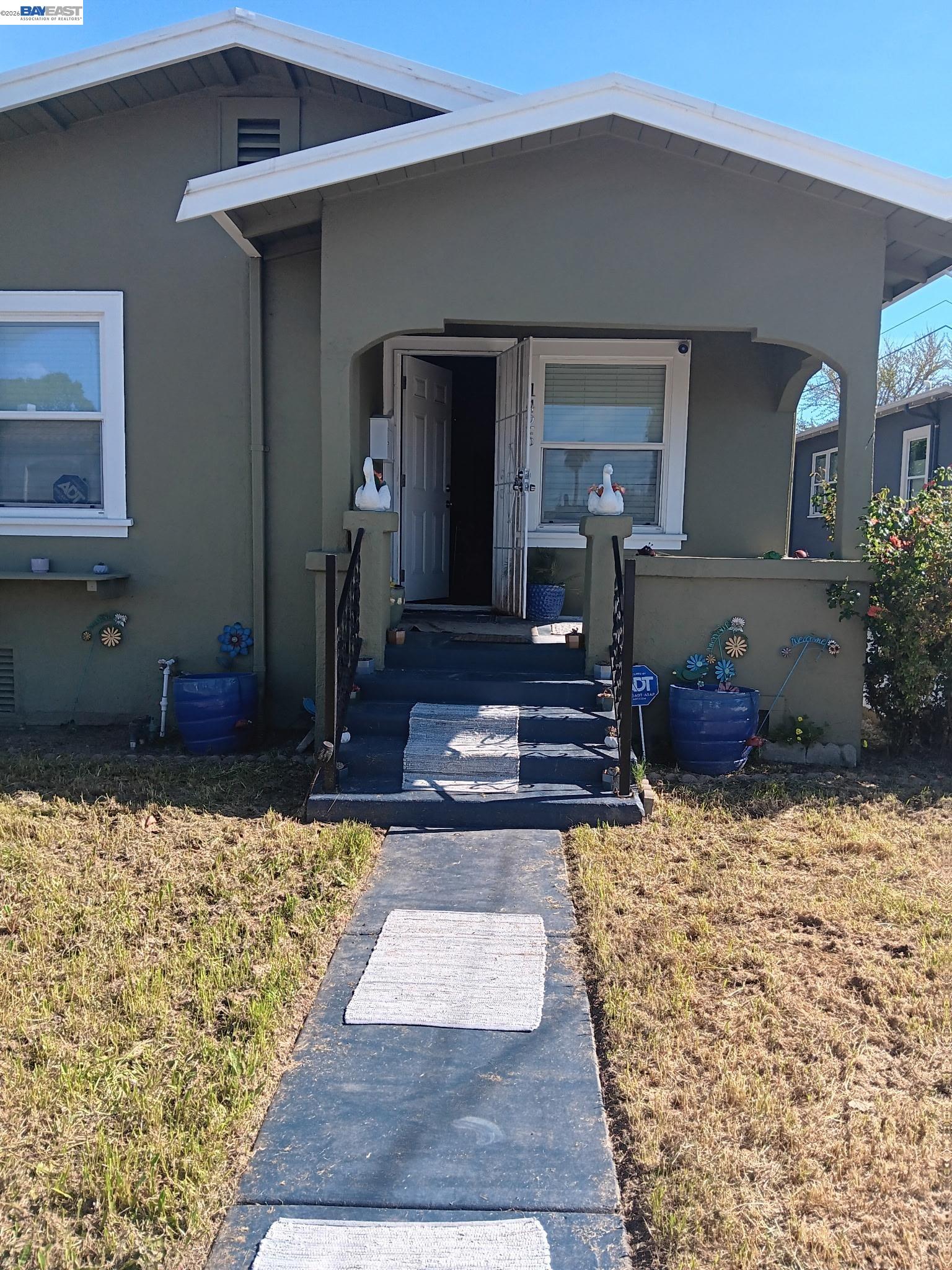 NEW ROOF AND IT HAS A LARGE BACK YARD FOR THE STARTER FAMILY  HARD WOOD FLOORS REALLY CUTE HOME FORM THE RIGTH BUYER