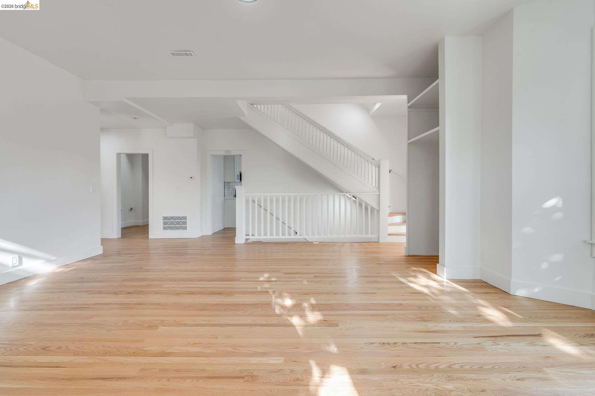 Detail Gallery Image 3 of 13 For 1238 12th St, Oakland,  CA 94607 - 8 Beds | 3 Baths