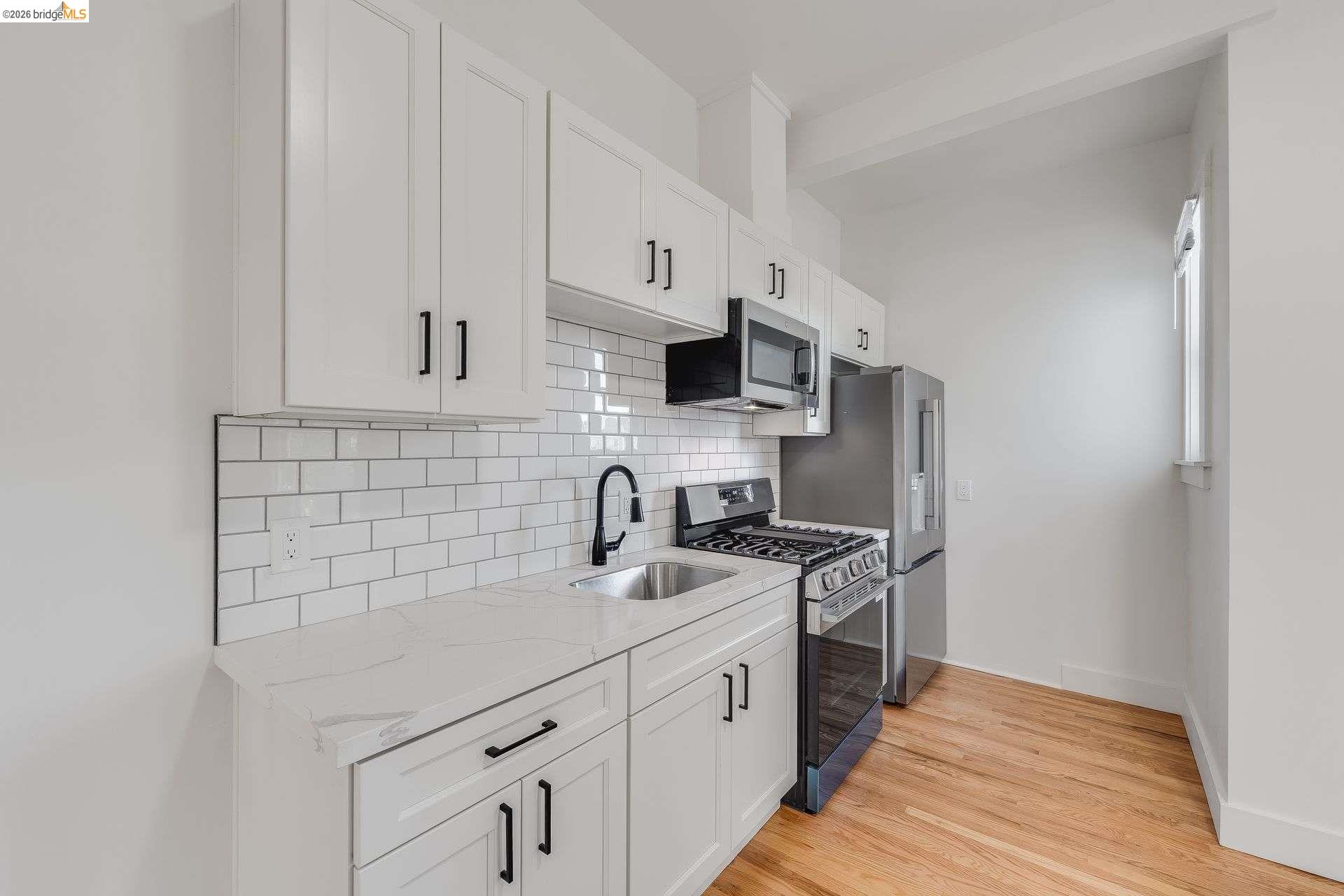 Detail Gallery Image 5 of 13 For 1238 12th St, Oakland,  CA 94607 - 8 Beds | 3 Baths