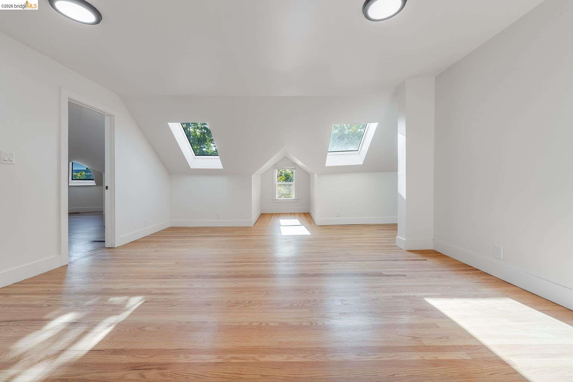 Detail Gallery Image 7 of 13 For 1238 12th St, Oakland,  CA 94607 - 8 Beds | 3 Baths