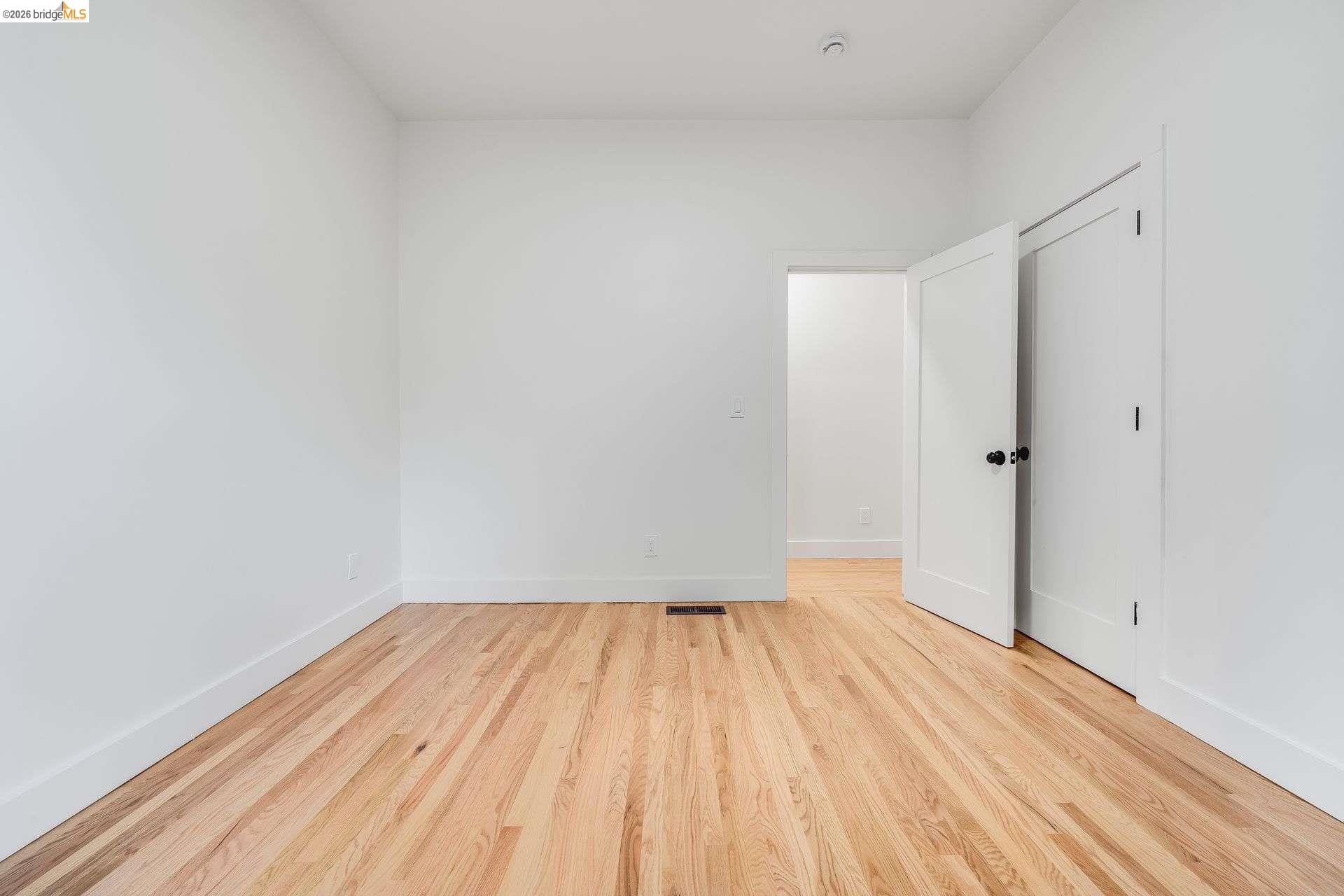 Detail Gallery Image 3 of 9 For 1240 12th St, Oakland,  CA 94607 - 5 Beds | 2 Baths