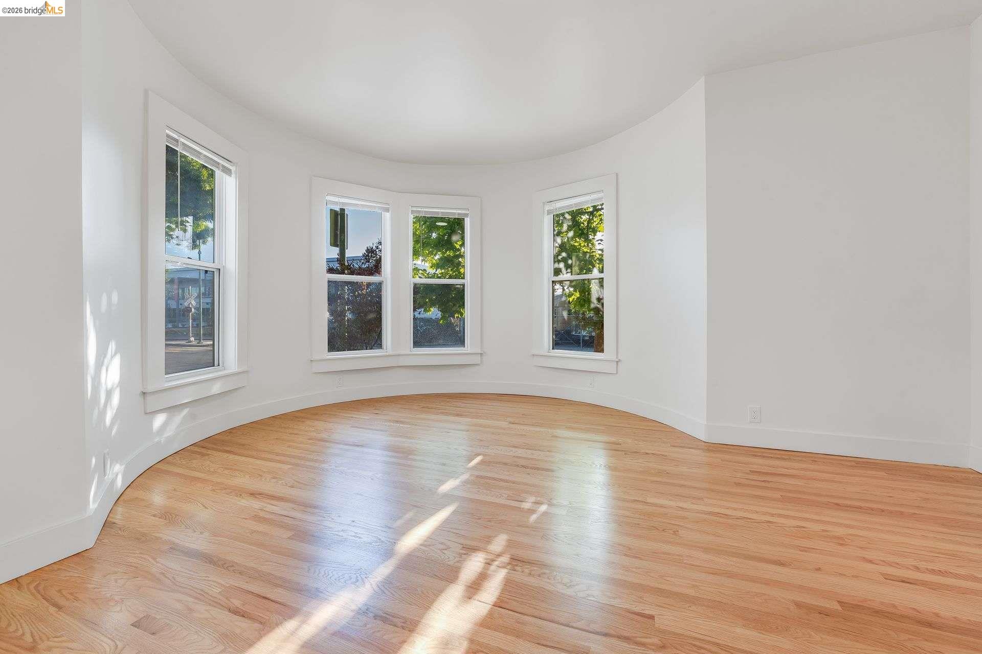 Detail Gallery Image 5 of 9 For 1240 12th St, Oakland,  CA 94607 - 5 Beds | 2 Baths