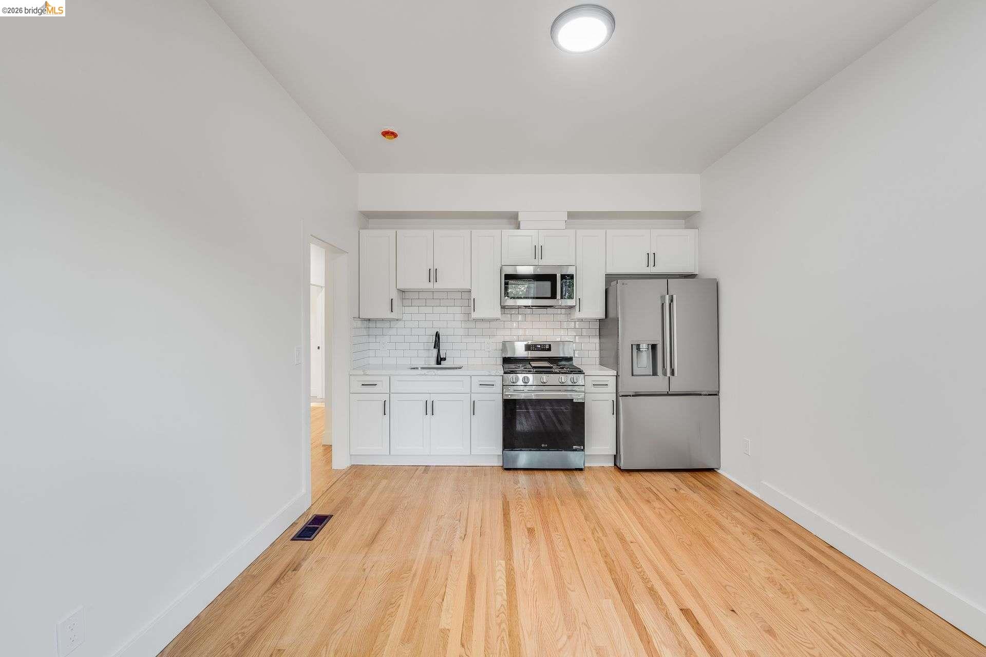 Detail Gallery Image 7 of 9 For 1240 12th St, Oakland,  CA 94607 - 5 Beds | 2 Baths