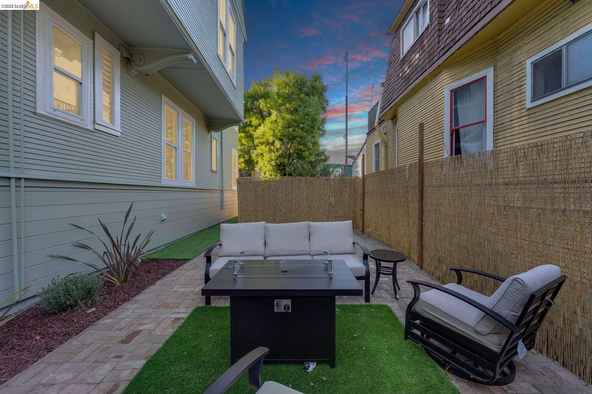 Detail Gallery Image 9 of 9 For 1240 12th St, Oakland,  CA 94607 - 5 Beds | 2 Baths