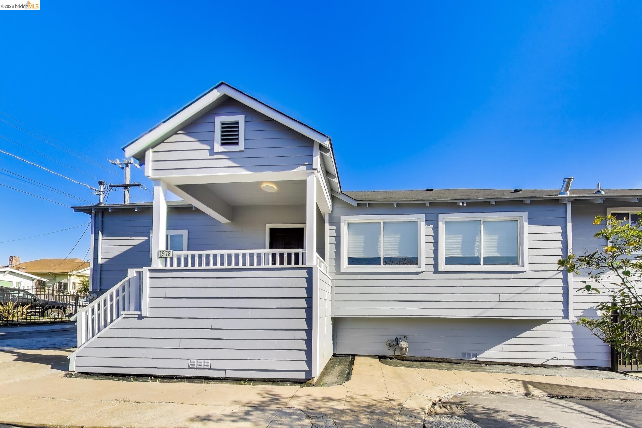 Detail Gallery Image 2 of 36 For 1978 Rosedale Ave, Oakland,  CA 94601 - 4 Beds | 2 Baths