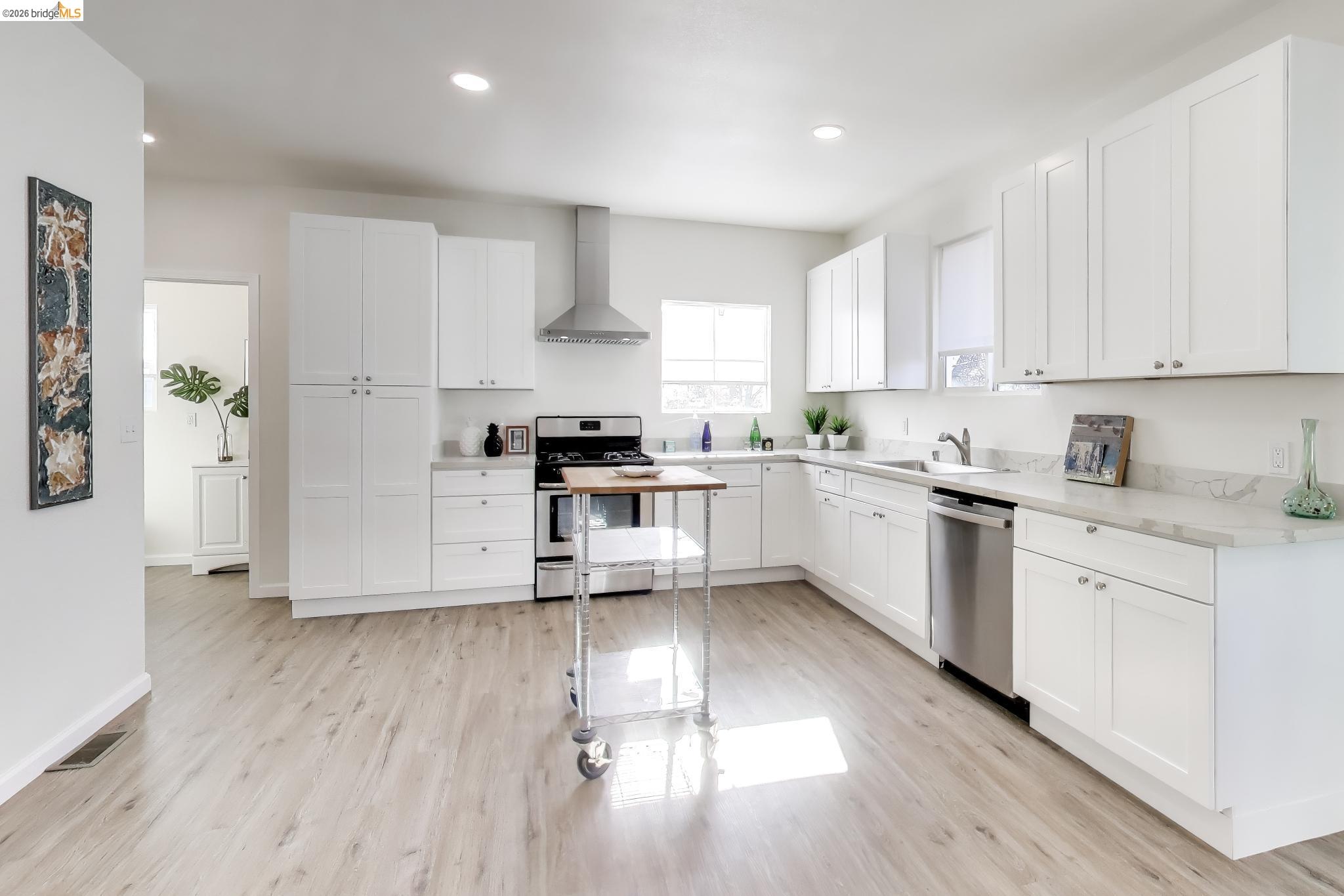 Detail Gallery Image 7 of 36 For 1978 Rosedale Ave, Oakland,  CA 94601 - 4 Beds | 2 Baths