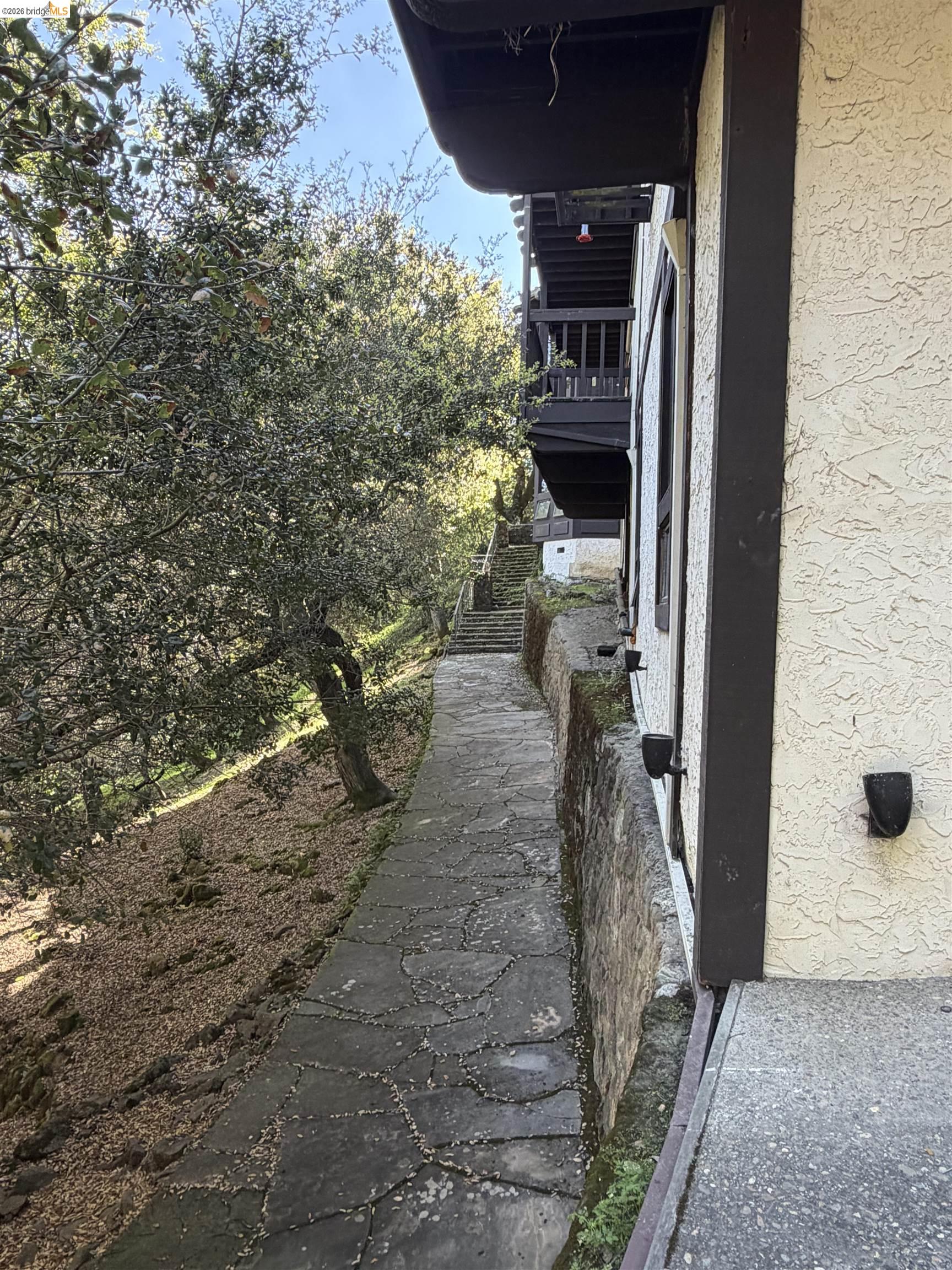 Detail Gallery Image 3 of 37 For 90 Devin Dr, Moraga,  CA 94556 - 5 Beds | 4/1 Baths