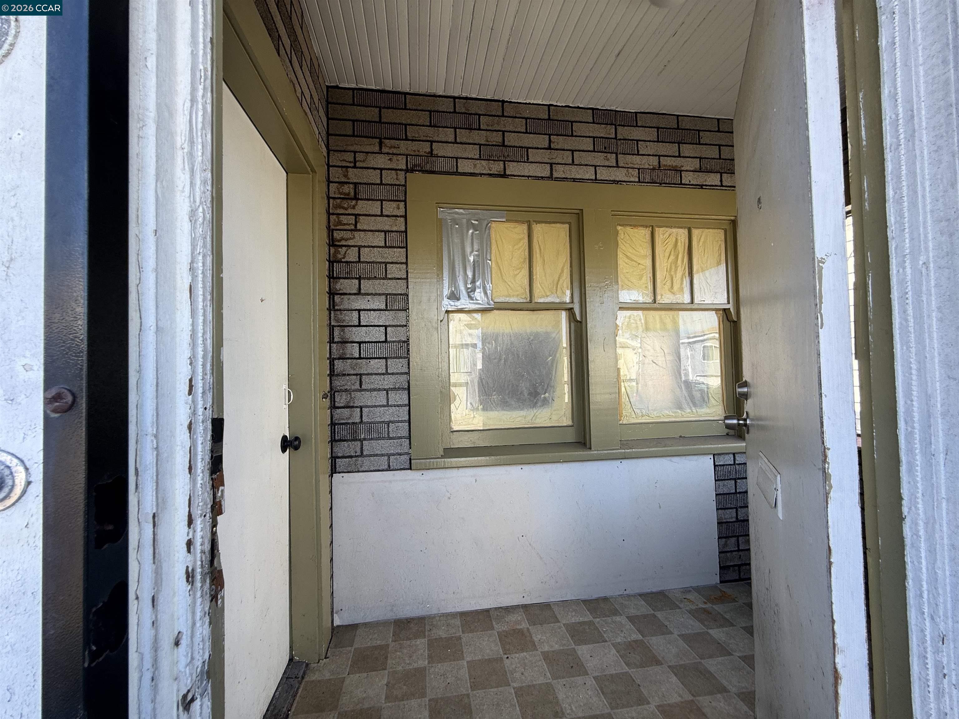 Detail Gallery Image 2 of 13 For 965 Arlington Ave, Oakland,  CA 94608 - 2 Beds | 2 Baths