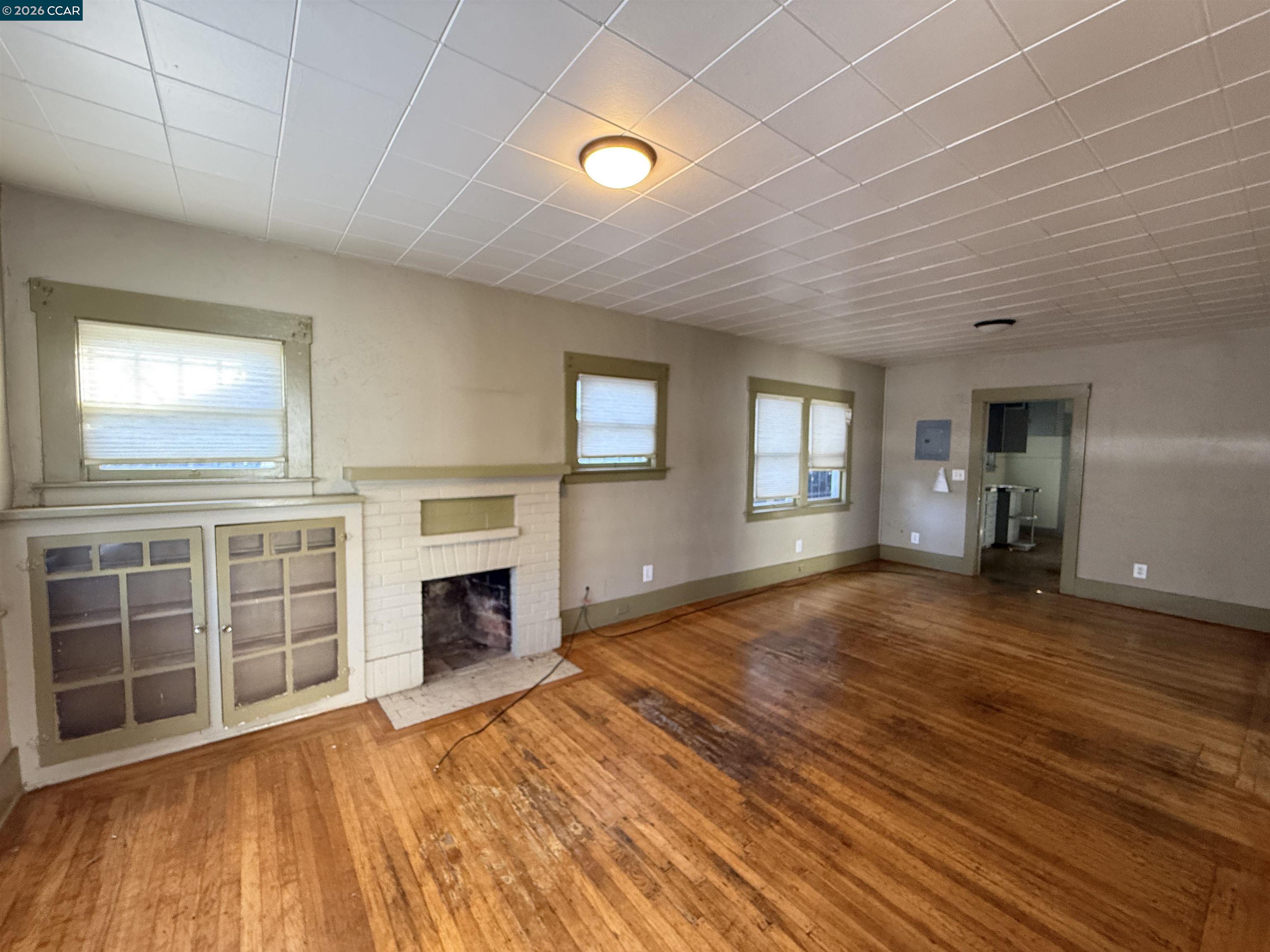 Detail Gallery Image 3 of 13 For 965 Arlington Ave, Oakland,  CA 94608 - 2 Beds | 2 Baths