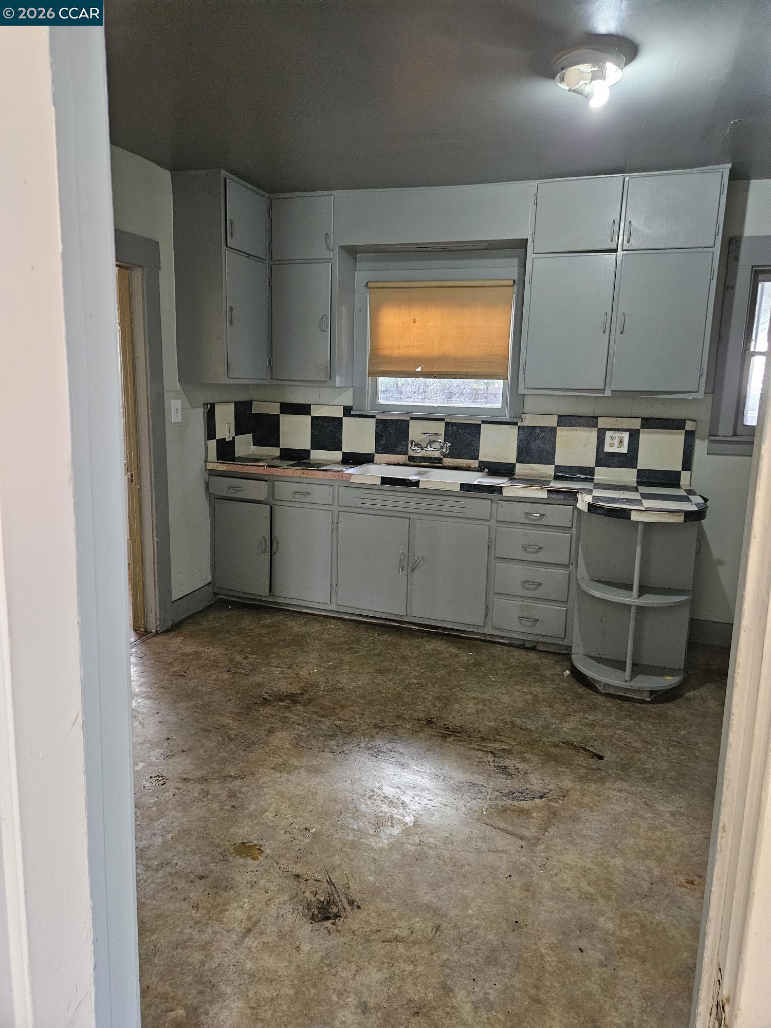 Detail Gallery Image 4 of 13 For 965 Arlington Ave, Oakland,  CA 94608 - 2 Beds | 2 Baths