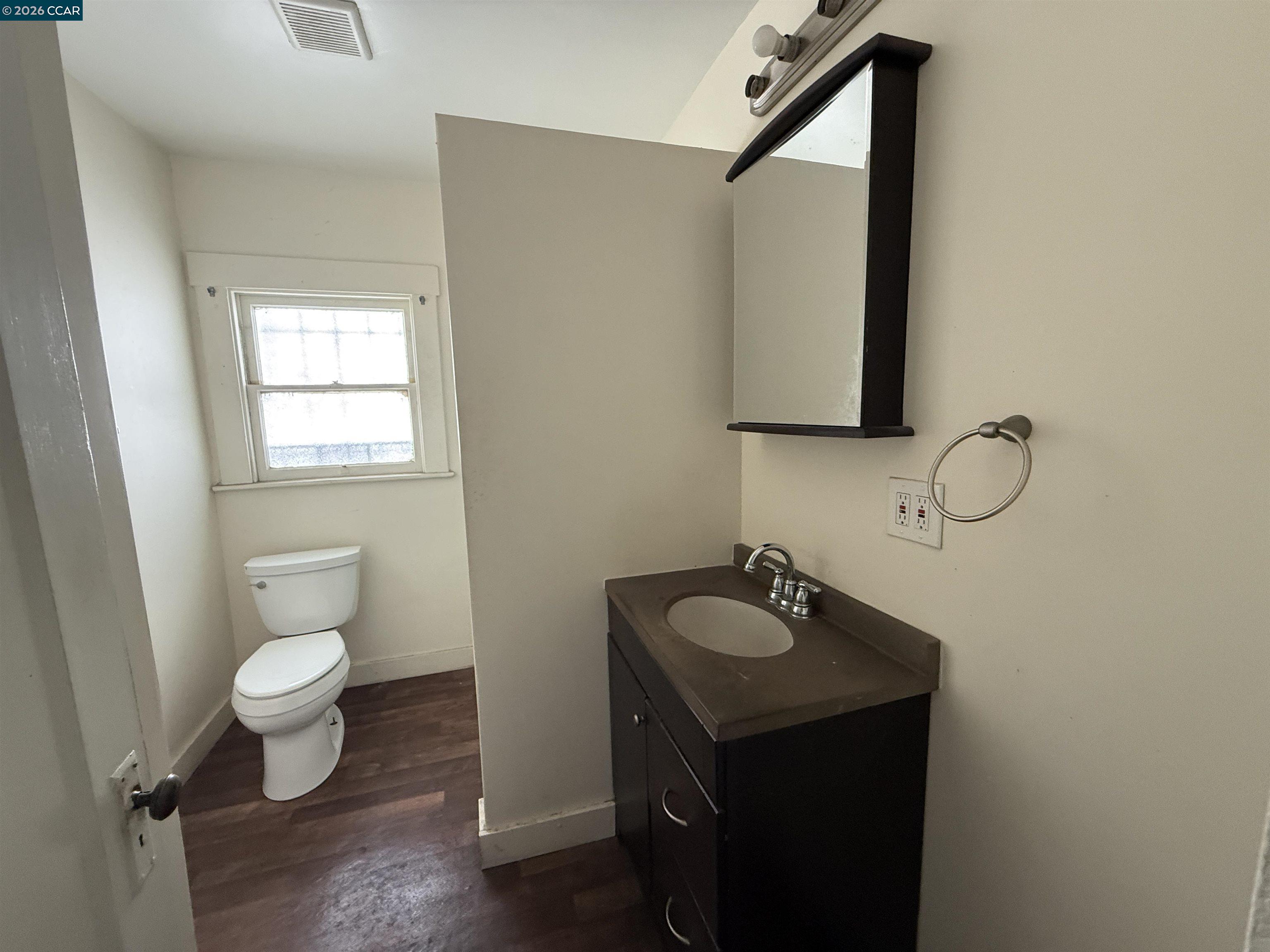 Detail Gallery Image 9 of 13 For 965 Arlington Ave, Oakland,  CA 94608 - 2 Beds | 2 Baths