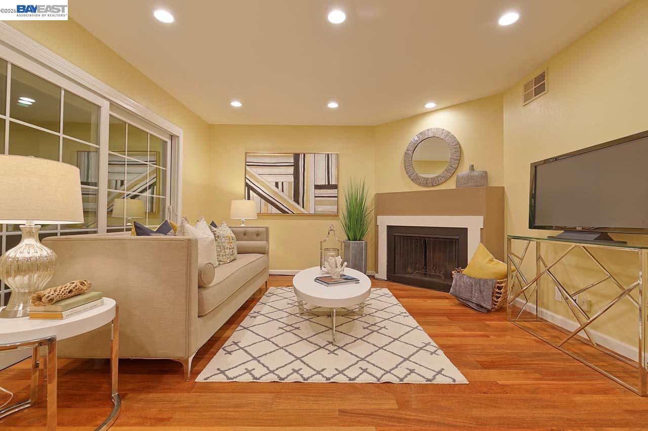 Detail Gallery Image 2 of 26 For 4235 Tanager Cmn, Fremont,  CA 94555 - 3 Beds | 1/1 Baths