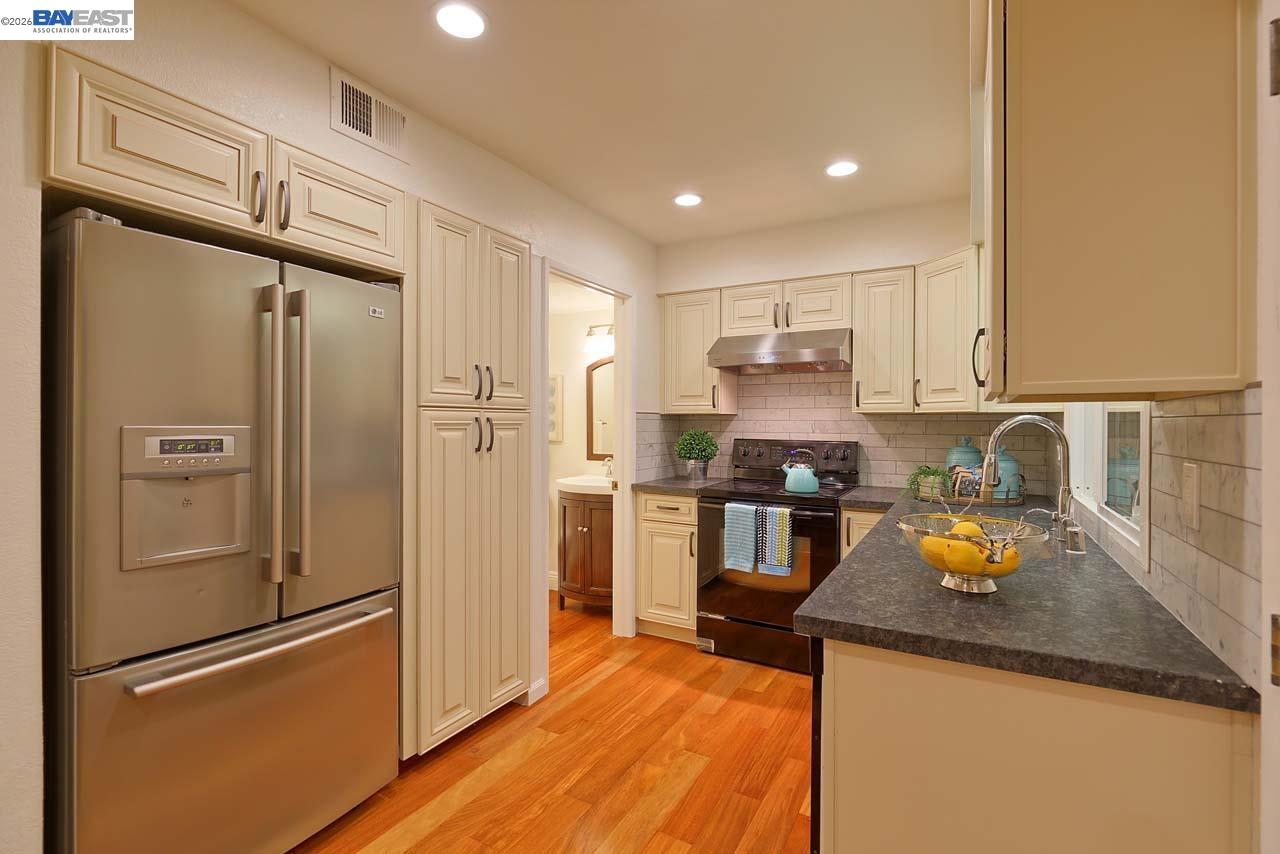 Detail Gallery Image 7 of 26 For 4235 Tanager Cmn, Fremont,  CA 94555 - 3 Beds | 1/1 Baths