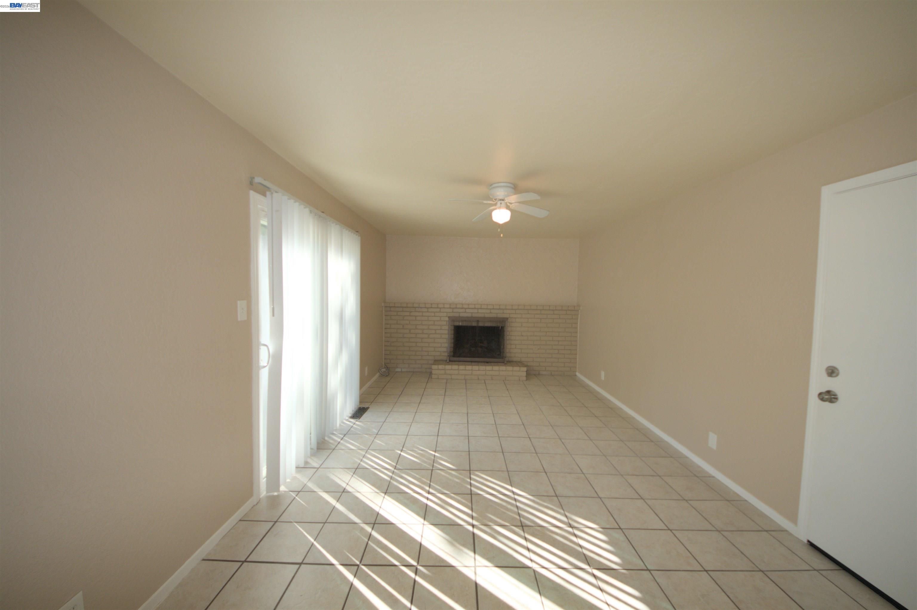 Detail Gallery Image 13 of 37 For 3799 Crestview Dr, Pittsburg,  CA 94565-5716 - 3 Beds | 2 Baths