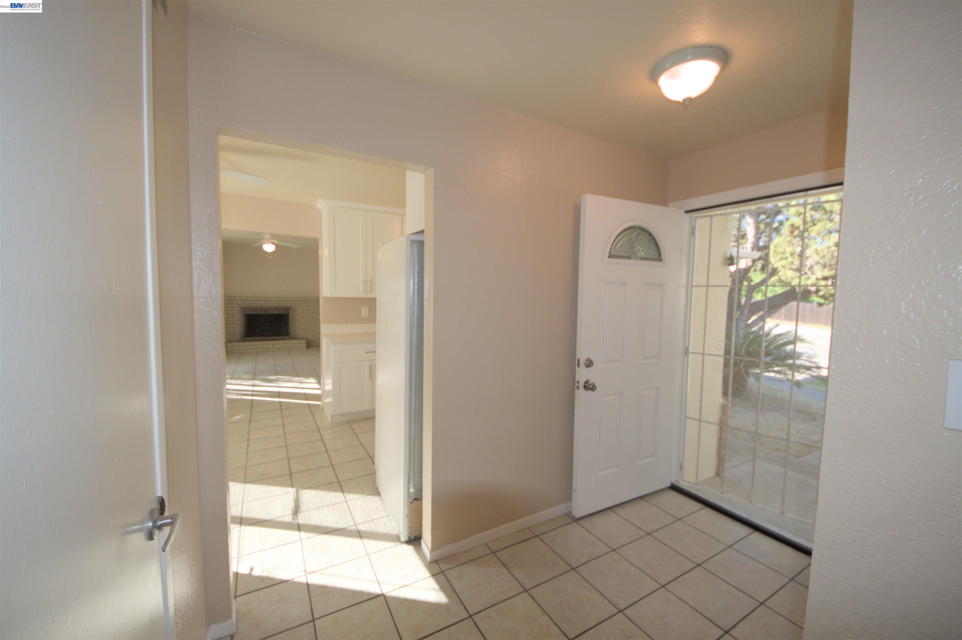 Detail Gallery Image 4 of 37 For 3799 Crestview Dr, Pittsburg,  CA 94565-5716 - 3 Beds | 2 Baths