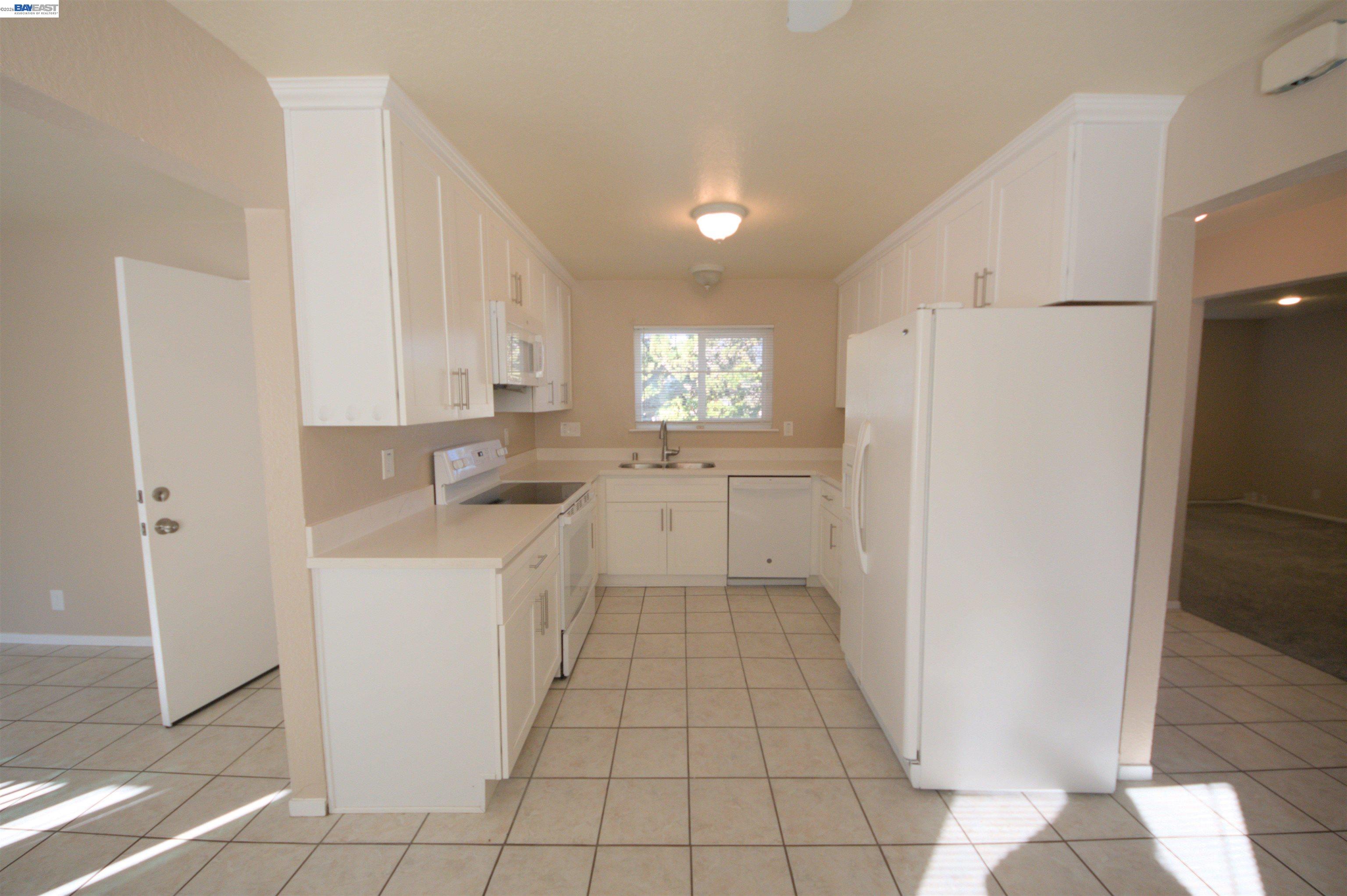 Detail Gallery Image 9 of 37 For 3799 Crestview Dr, Pittsburg,  CA 94565-5716 - 3 Beds | 2 Baths