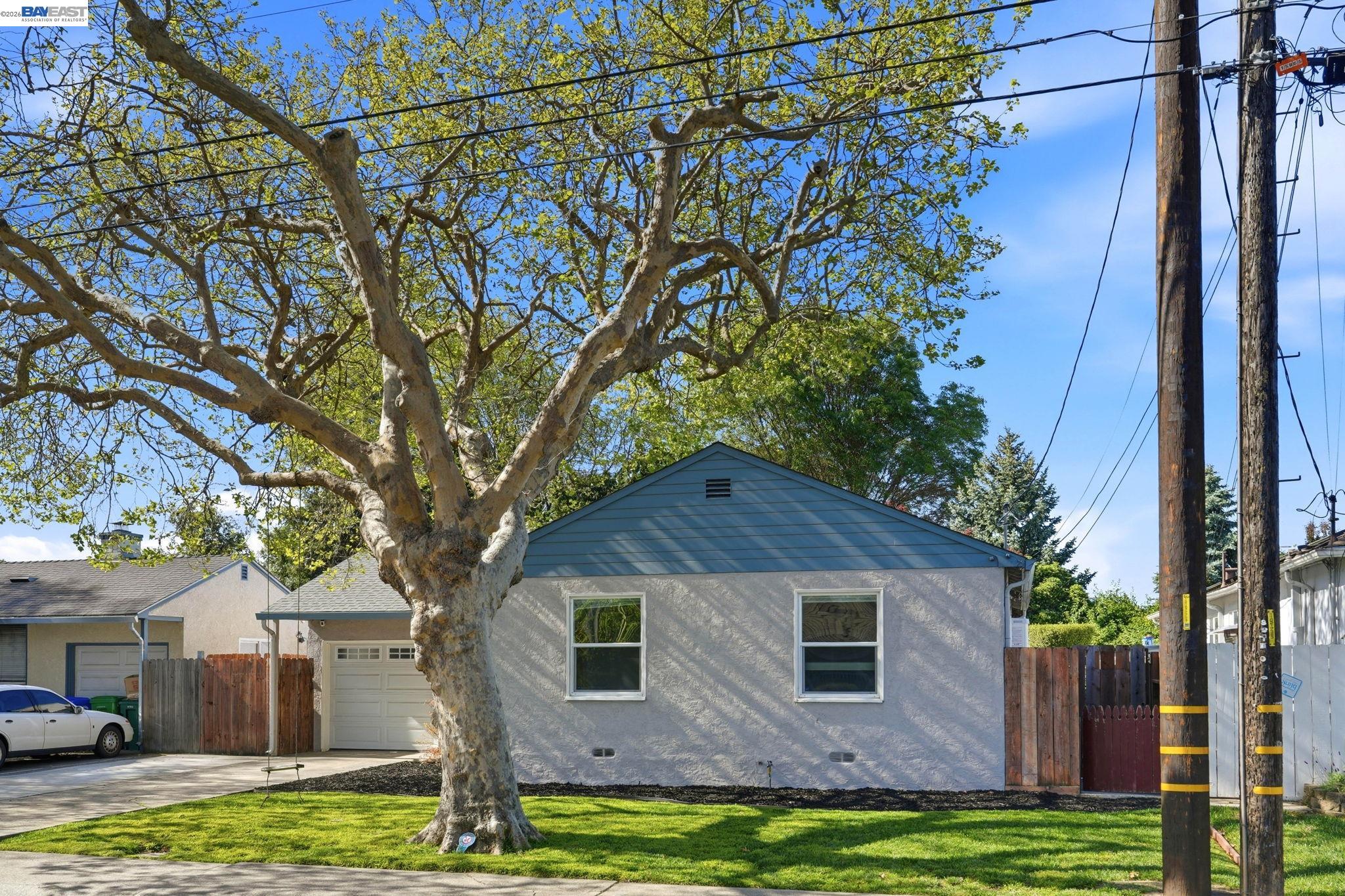 Detail Gallery Image 4 of 44 For 15965 via Granada, San Lorenzo,  CA 94580 - 3 Beds | 1 Baths