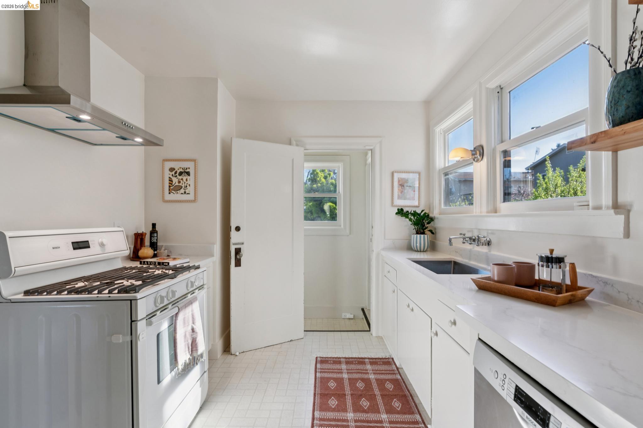 Detail Gallery Image 19 of 38 For 1210 Everett Ave, Oakland,  CA 94602 - 2 Beds | 2 Baths