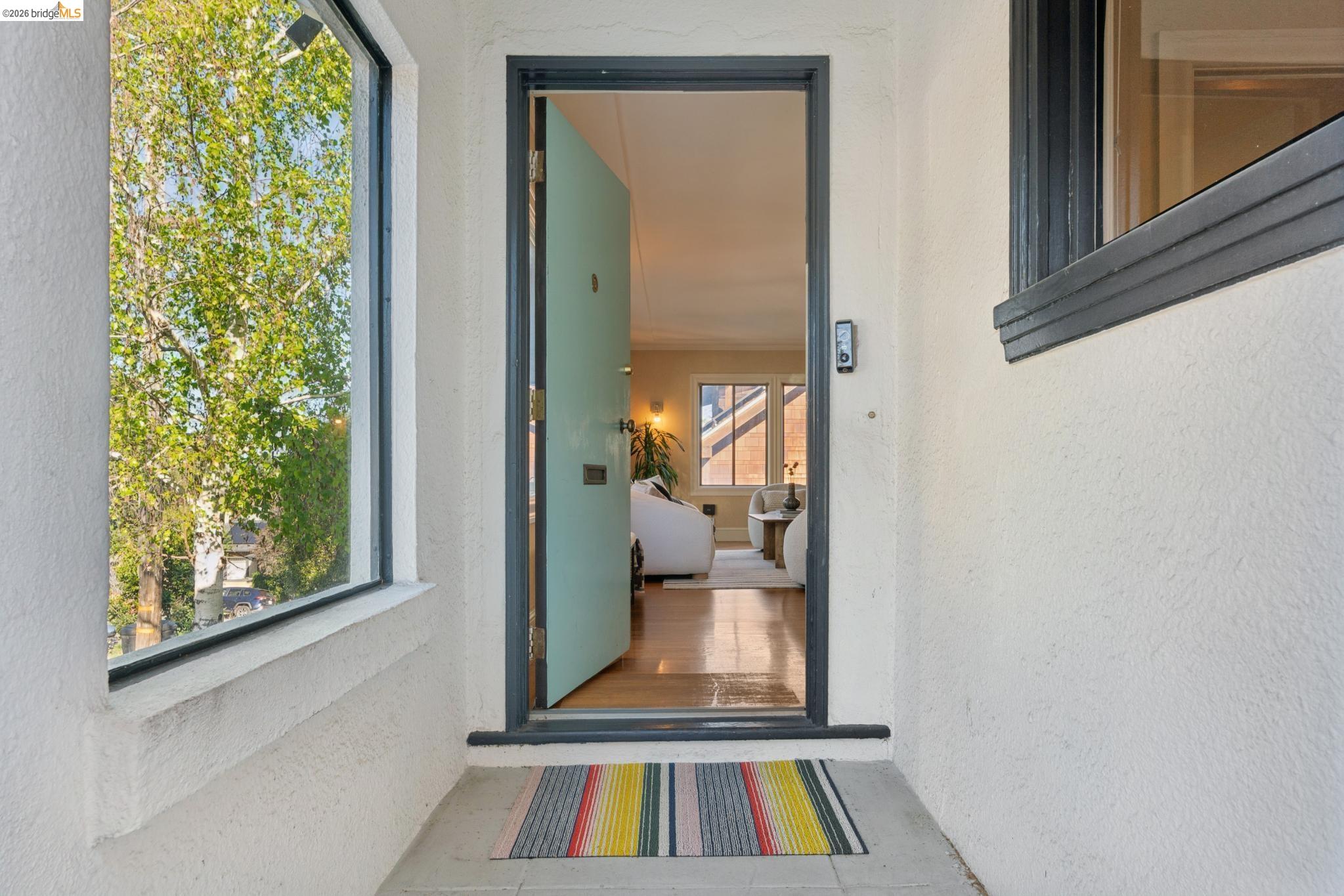 Detail Gallery Image 3 of 38 For 1210 Everett Ave, Oakland,  CA 94602 - 2 Beds | 2 Baths