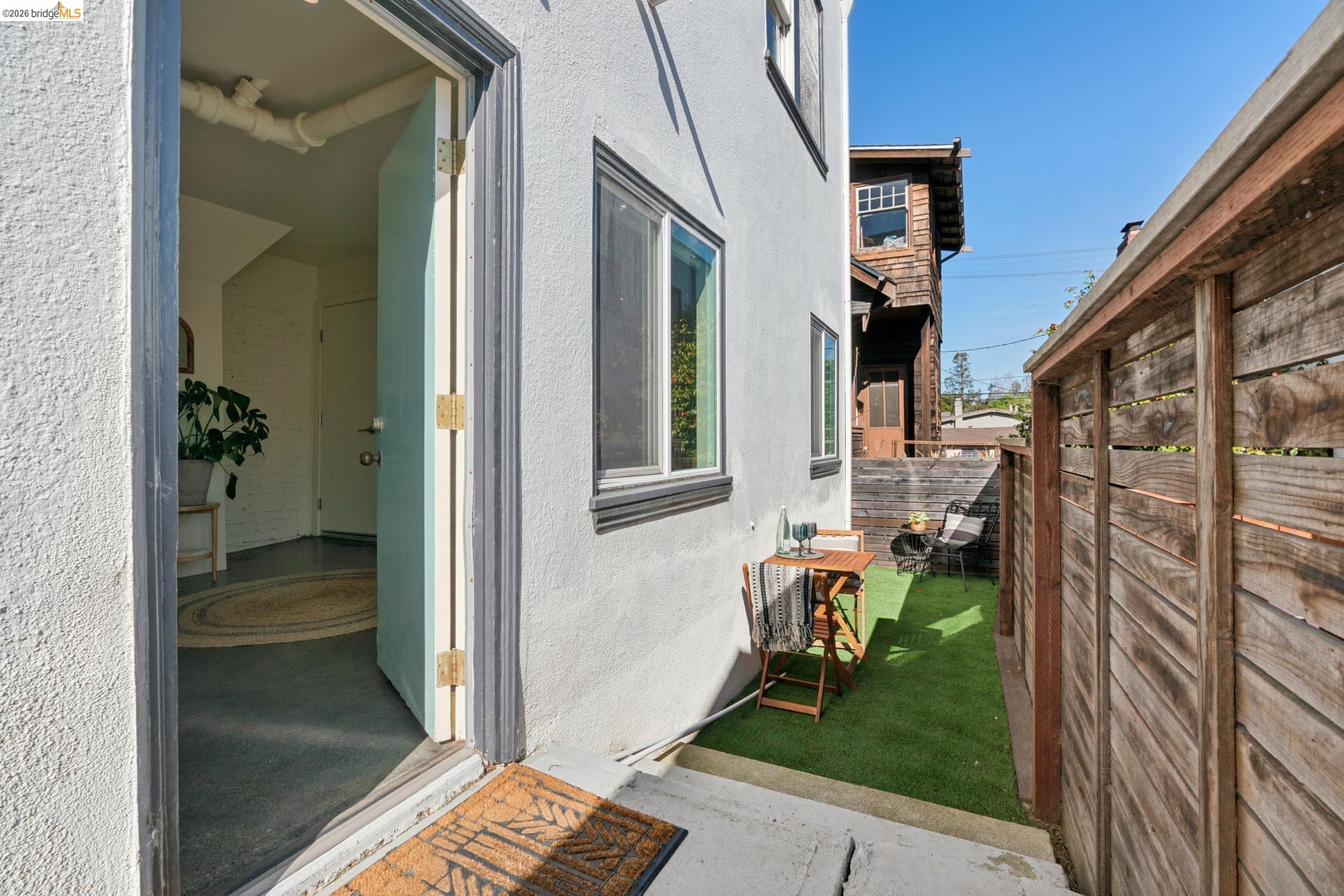 Detail Gallery Image 37 of 38 For 1210 Everett Ave, Oakland,  CA 94602 - 2 Beds | 2 Baths