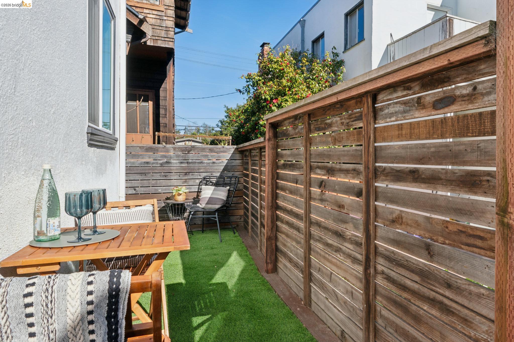 Detail Gallery Image 38 of 38 For 1210 Everett Ave, Oakland,  CA 94602 - 2 Beds | 2 Baths