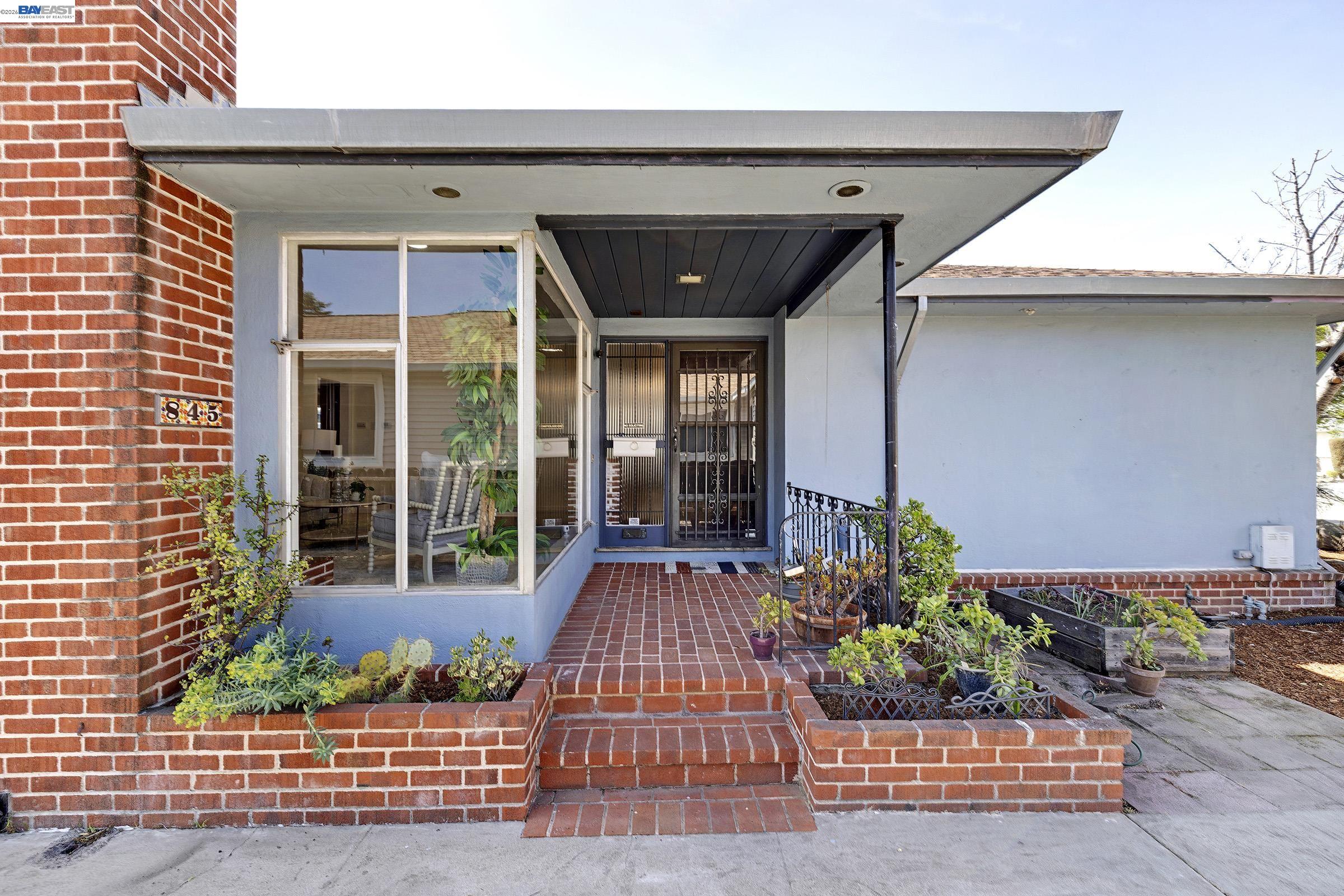 Detail Gallery Image 3 of 31 For 845 Dolores Ave, San Leandro,  CA 94577 - 3 Beds | 1/1 Baths