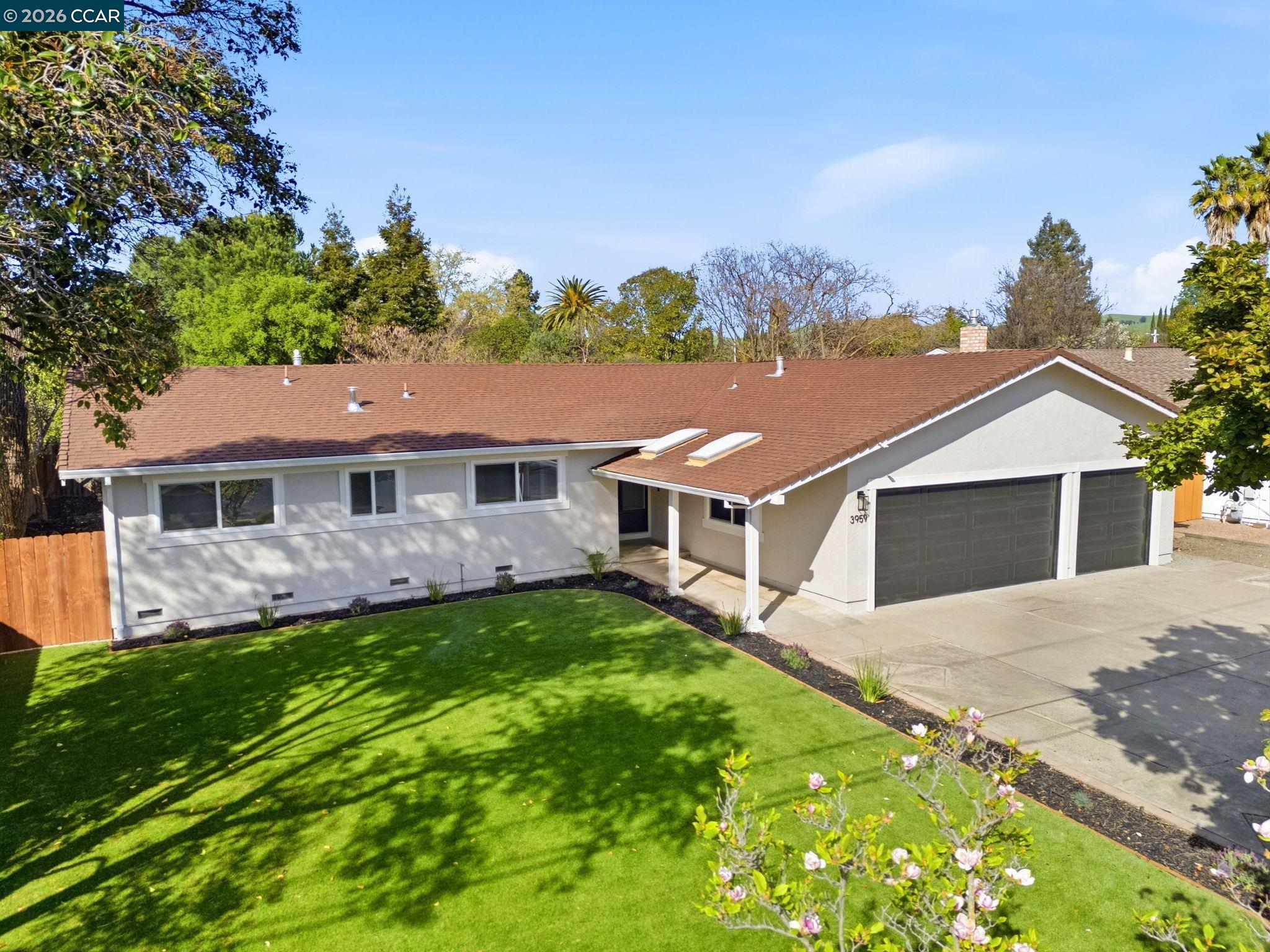 Detail Gallery Image 4 of 31 For 3959 Chestnut Ave, Concord,  CA 94519 - 4 Beds | 2 Baths