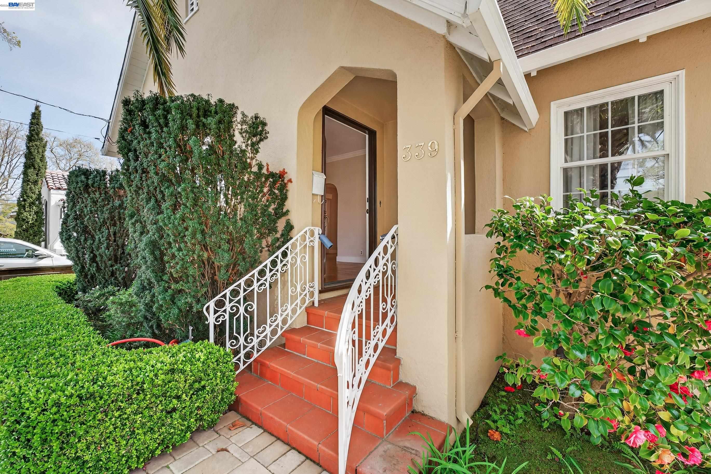 Detail Gallery Image 2 of 33 For 339 Hobart Ave, San Mateo,  CA 94402 - 2 Beds | 1 Baths