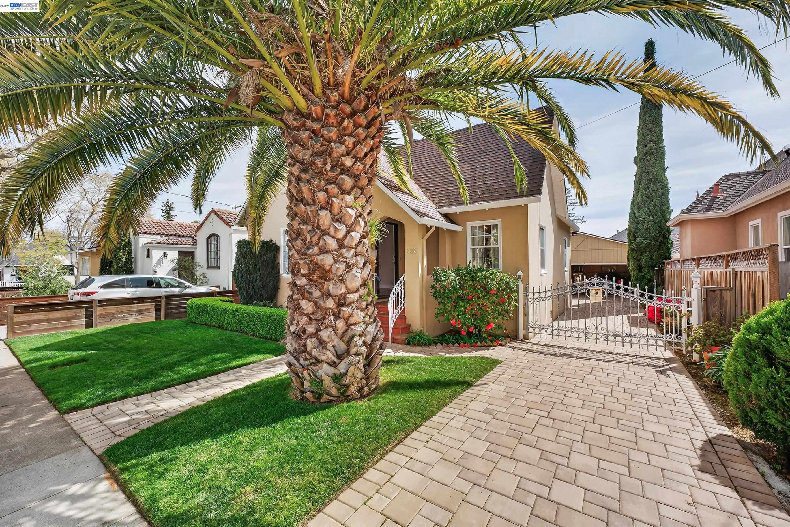 Detail Gallery Image 3 of 33 For 339 Hobart Ave, San Mateo,  CA 94402 - 2 Beds | 1 Baths