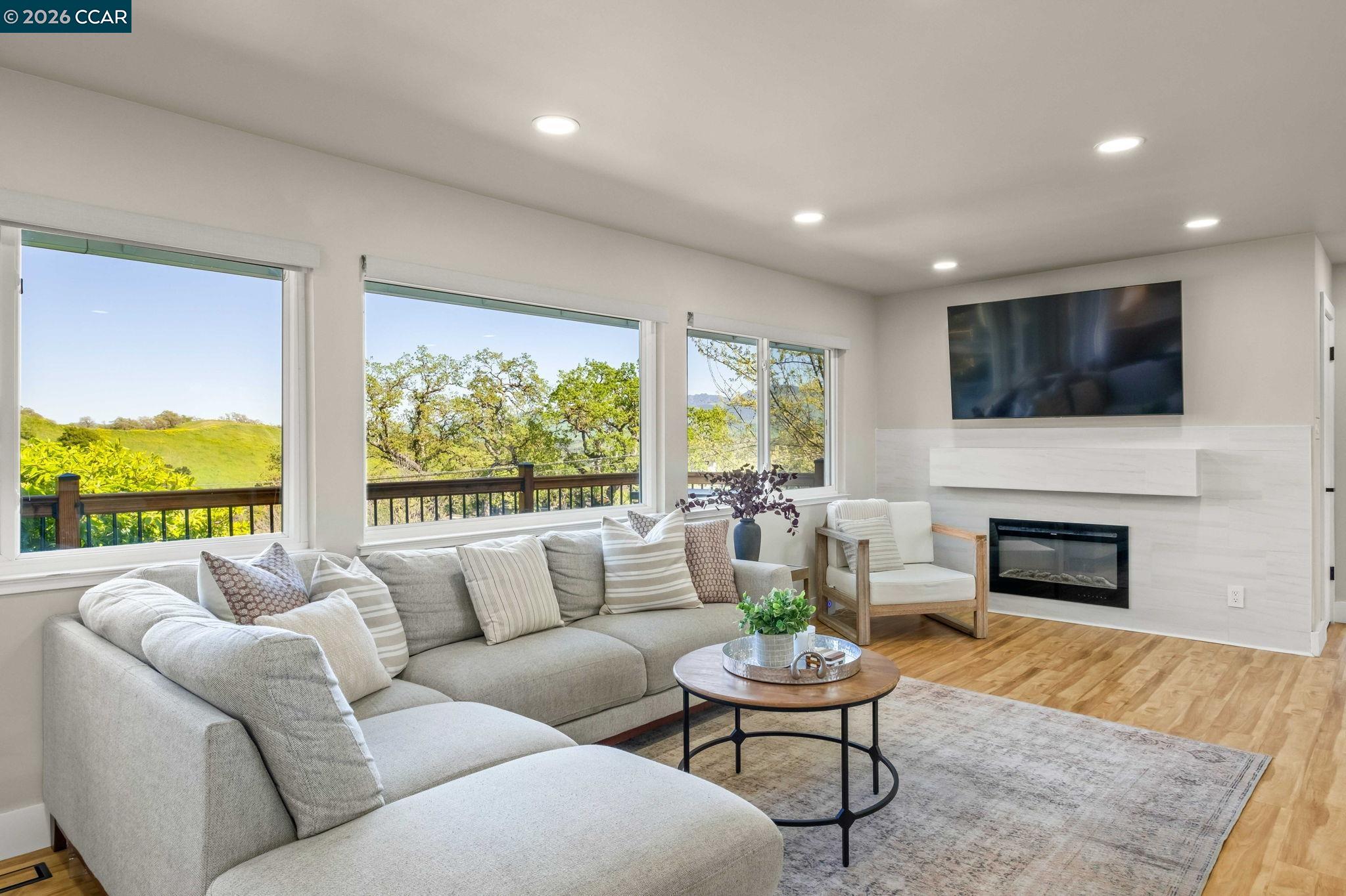 Detail Gallery Image 7 of 48 For 100 Hillcroft Way, Walnut Creek,  CA 94597 - 5 Beds | 4 Baths