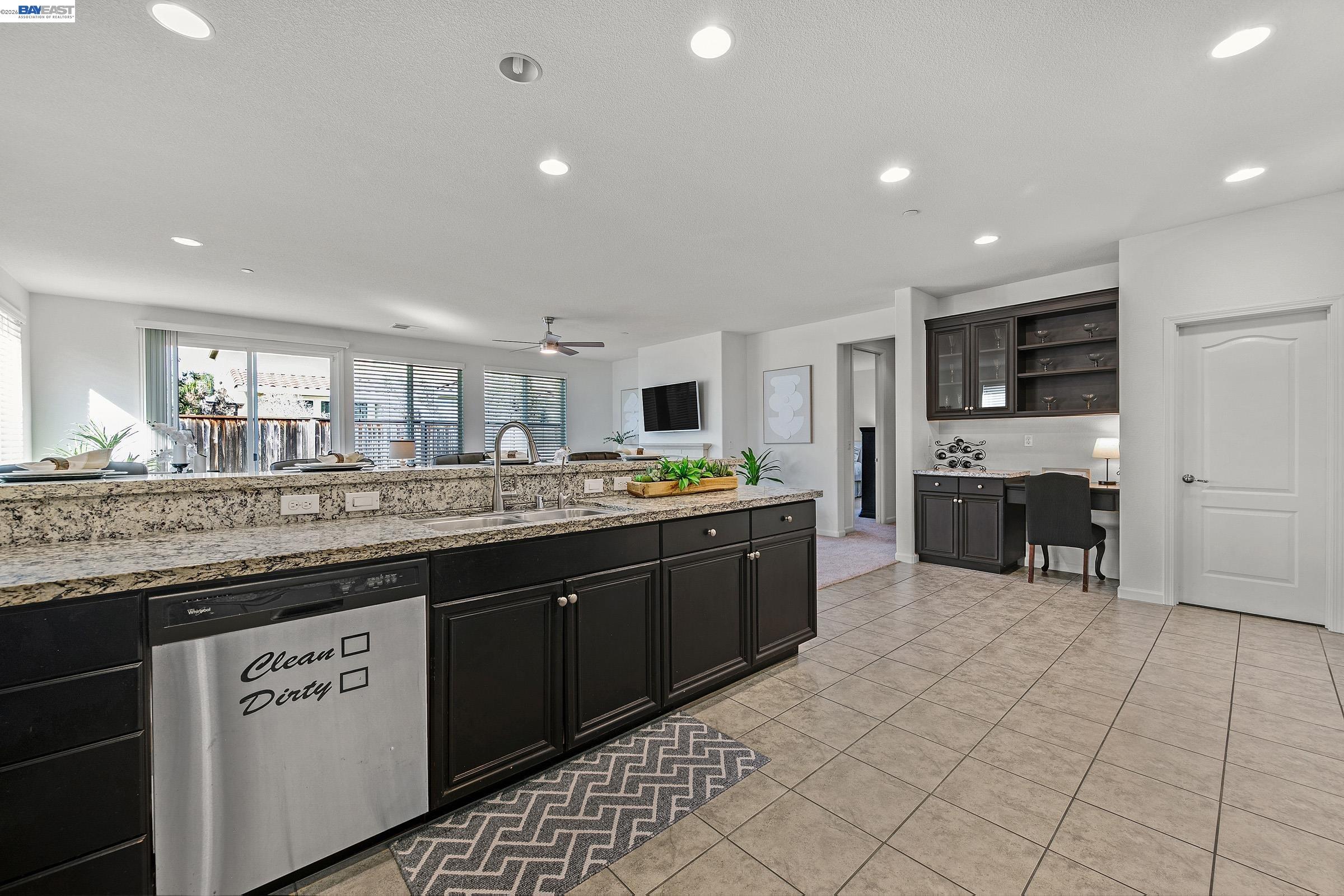 Detail Gallery Image 13 of 33 For 8219 Brookhaven Cir, Discovery Bay,  CA 94505 - 5 Beds | 3 Baths