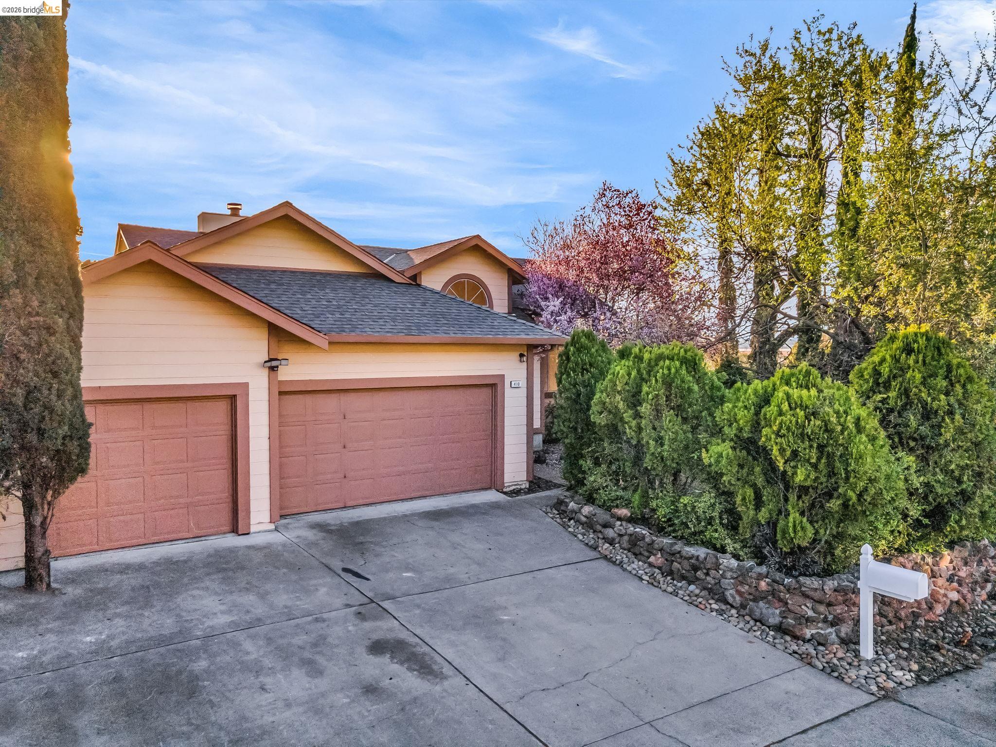 Detail Gallery Image 3 of 50 For 410 Highland Court, Concord,  CA 94521-9999 - 4 Beds | 3 Baths