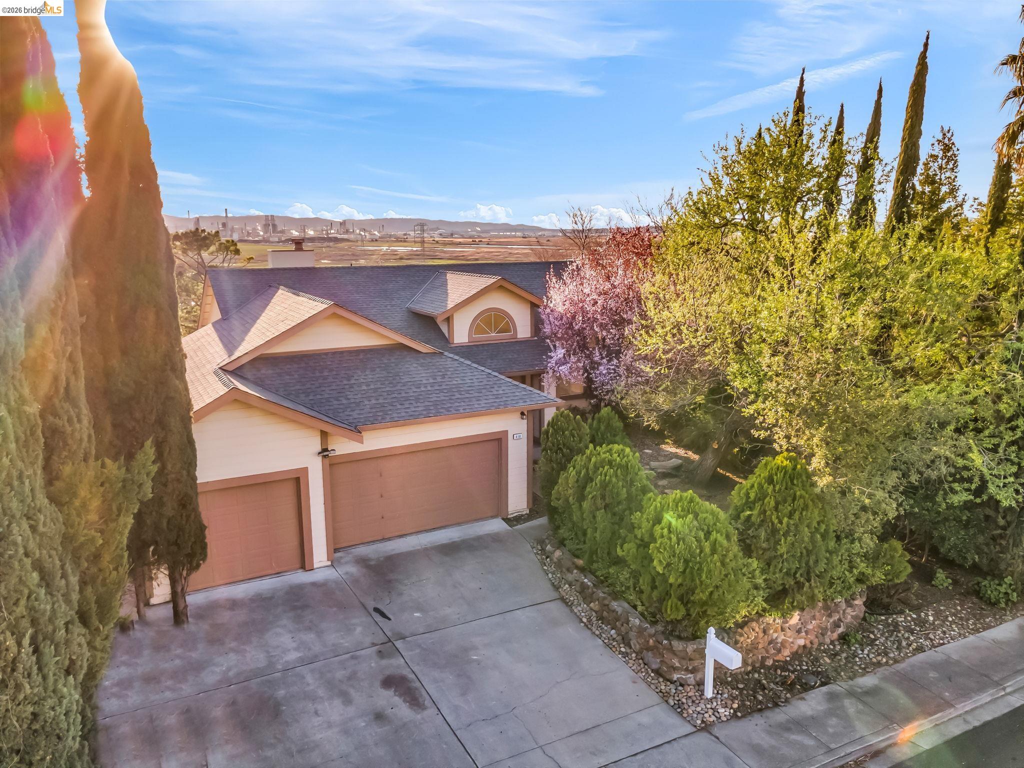 Detail Gallery Image 4 of 50 For 410 Highland Court, Concord,  CA 94521-9999 - 4 Beds | 3 Baths