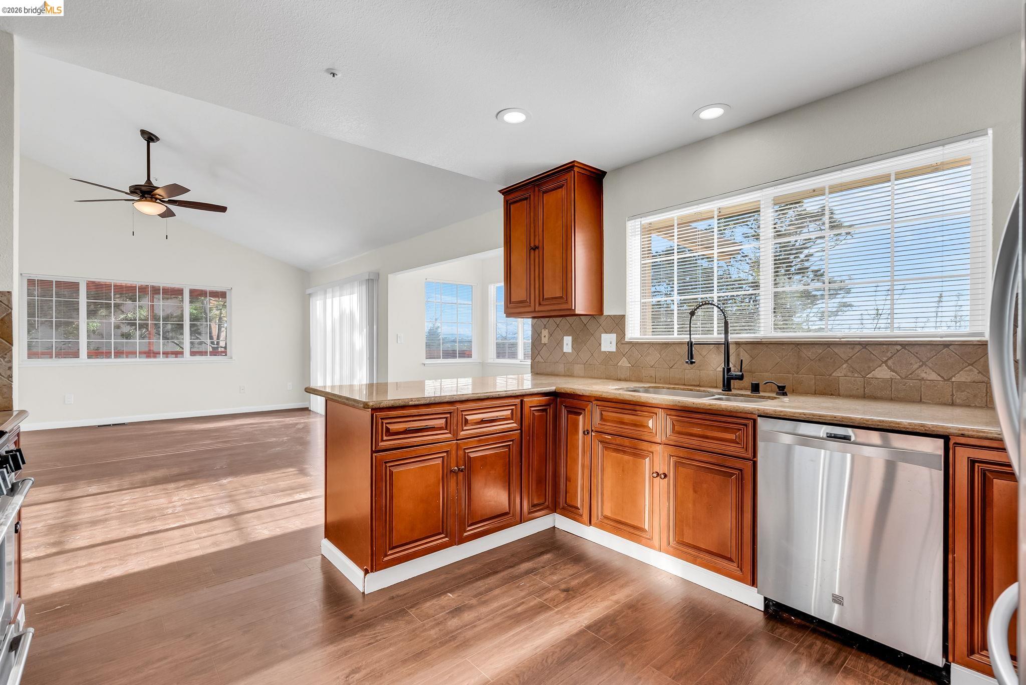 Detail Gallery Image 33 of 50 For 410 Highland Court, Concord,  CA 94521-9999 - 4 Beds | 3 Baths