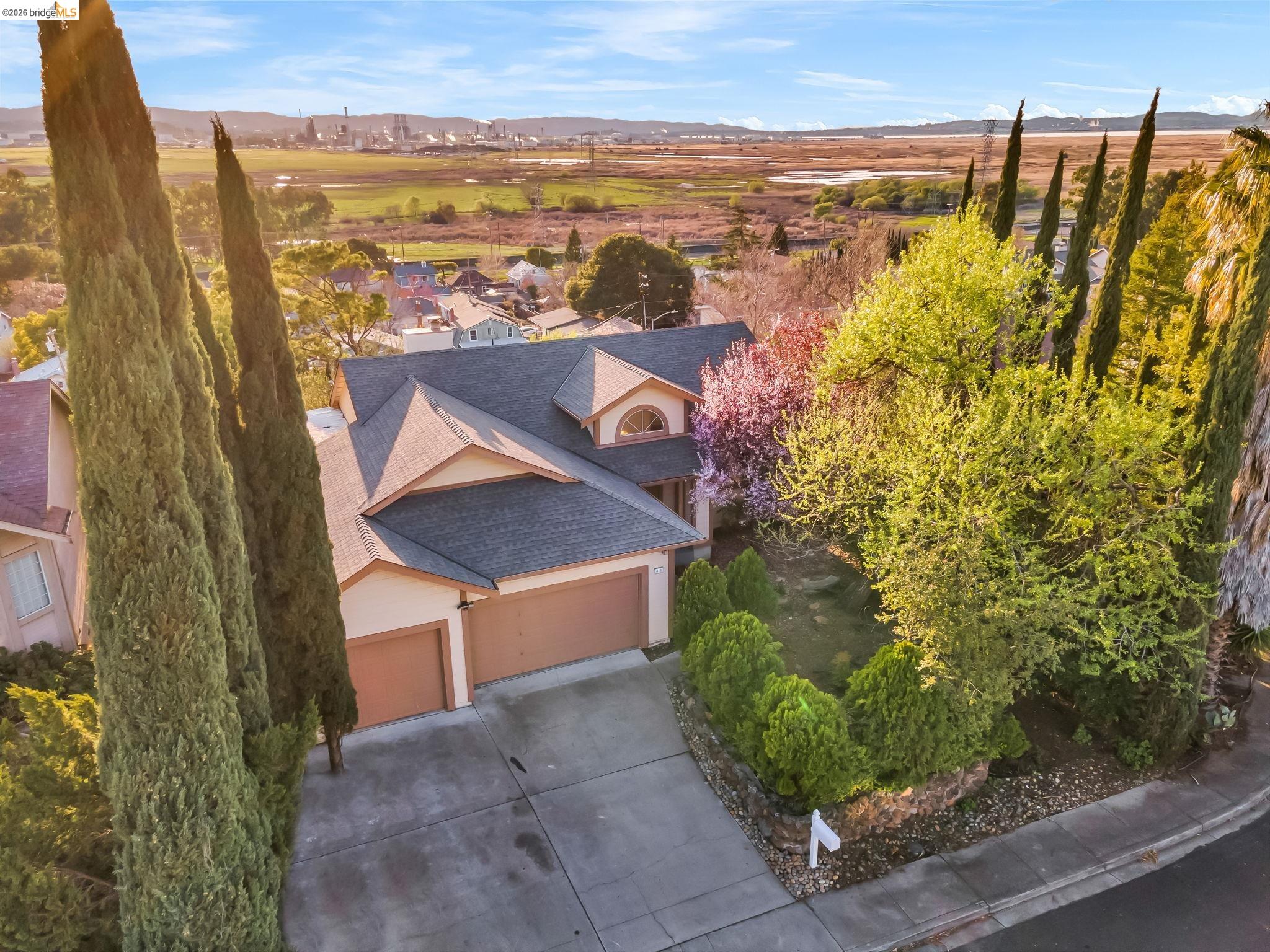 Detail Gallery Image 5 of 50 For 410 Highland Court, Concord,  CA 94521-9999 - 4 Beds | 3 Baths