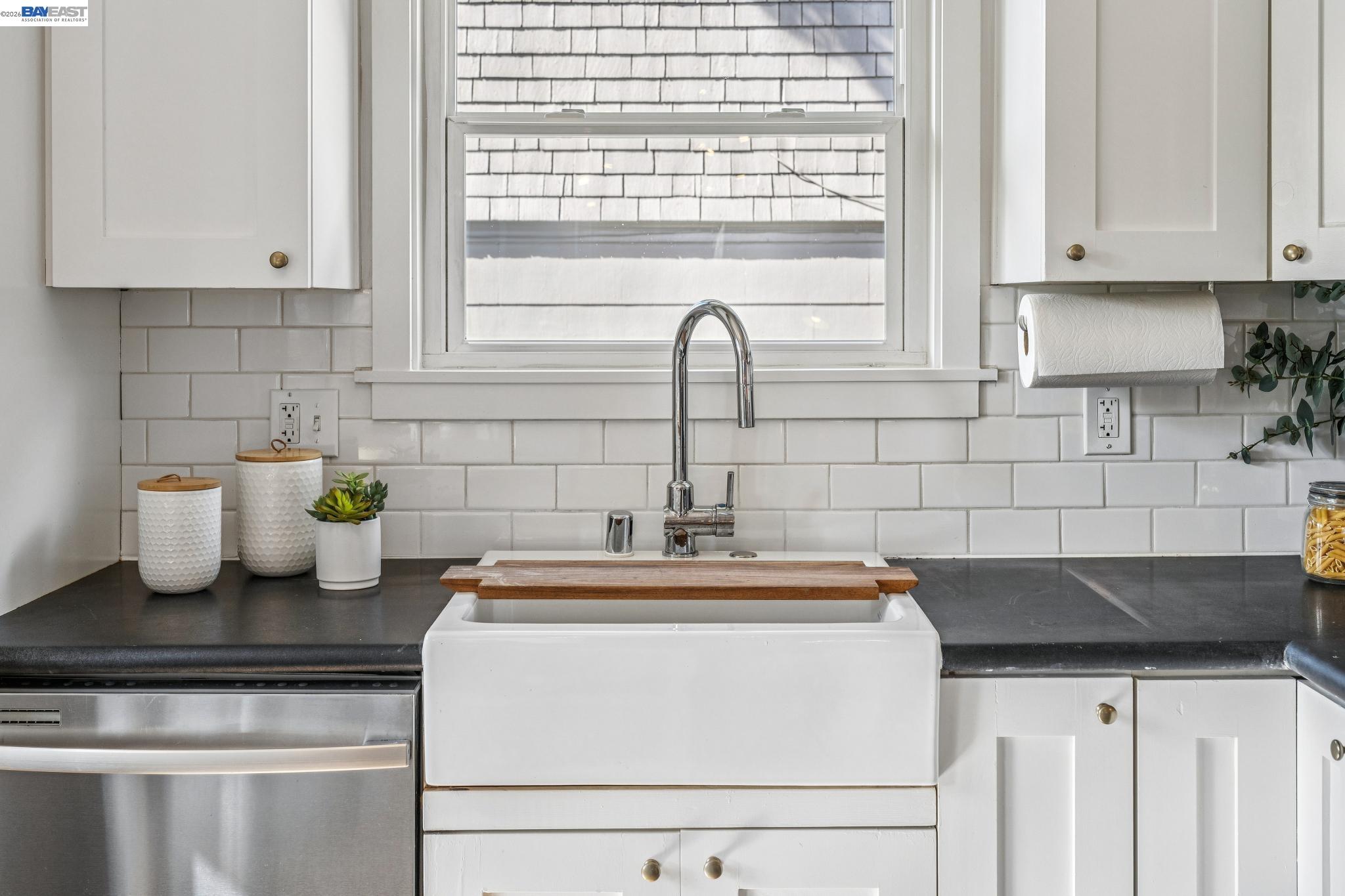 Detail Gallery Image 15 of 55 For 1059 59th Street, Oakland,  CA 94608 - 2 Beds | 2/1 Baths