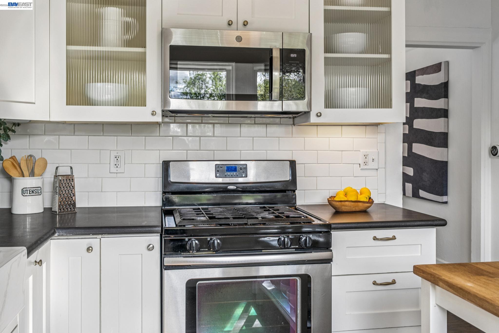 Detail Gallery Image 17 of 55 For 1059 59th Street, Oakland,  CA 94608 - 2 Beds | 2/1 Baths