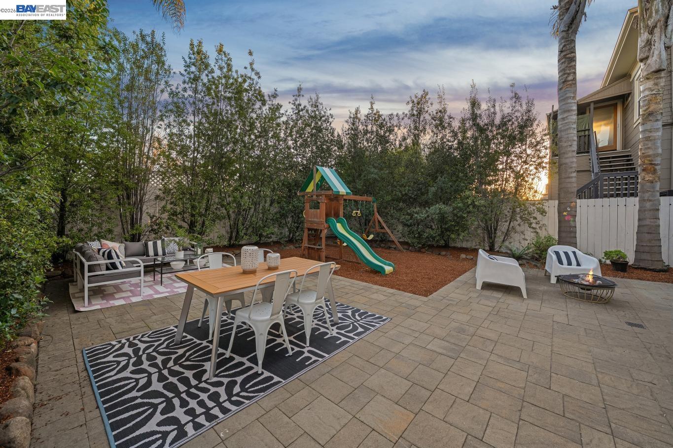 Detail Gallery Image 3 of 55 For 1059 59th Street, Oakland,  CA 94608 - 2 Beds | 2/1 Baths