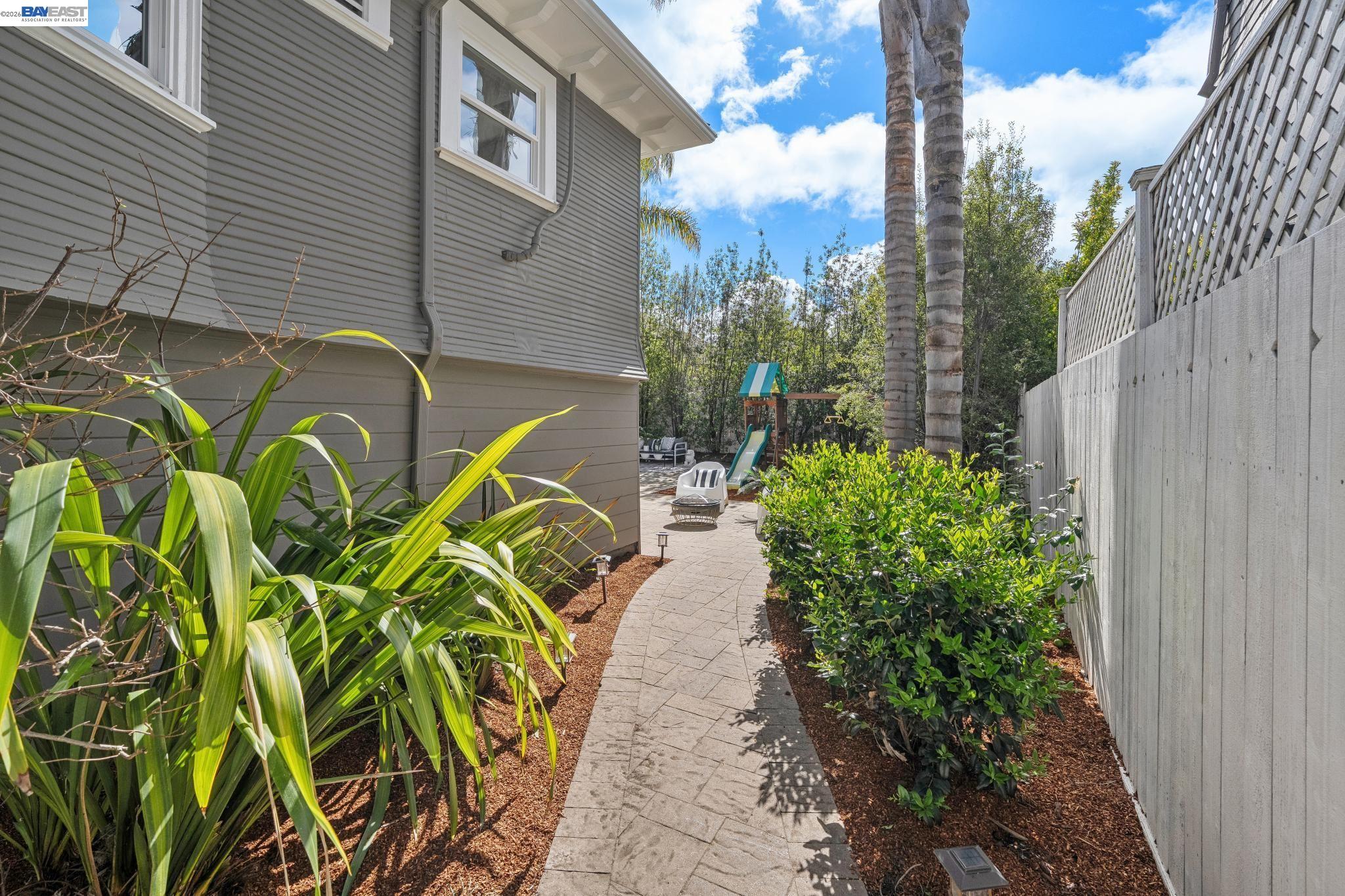 Detail Gallery Image 48 of 55 For 1059 59th Street, Oakland,  CA 94608 - 2 Beds | 2/1 Baths