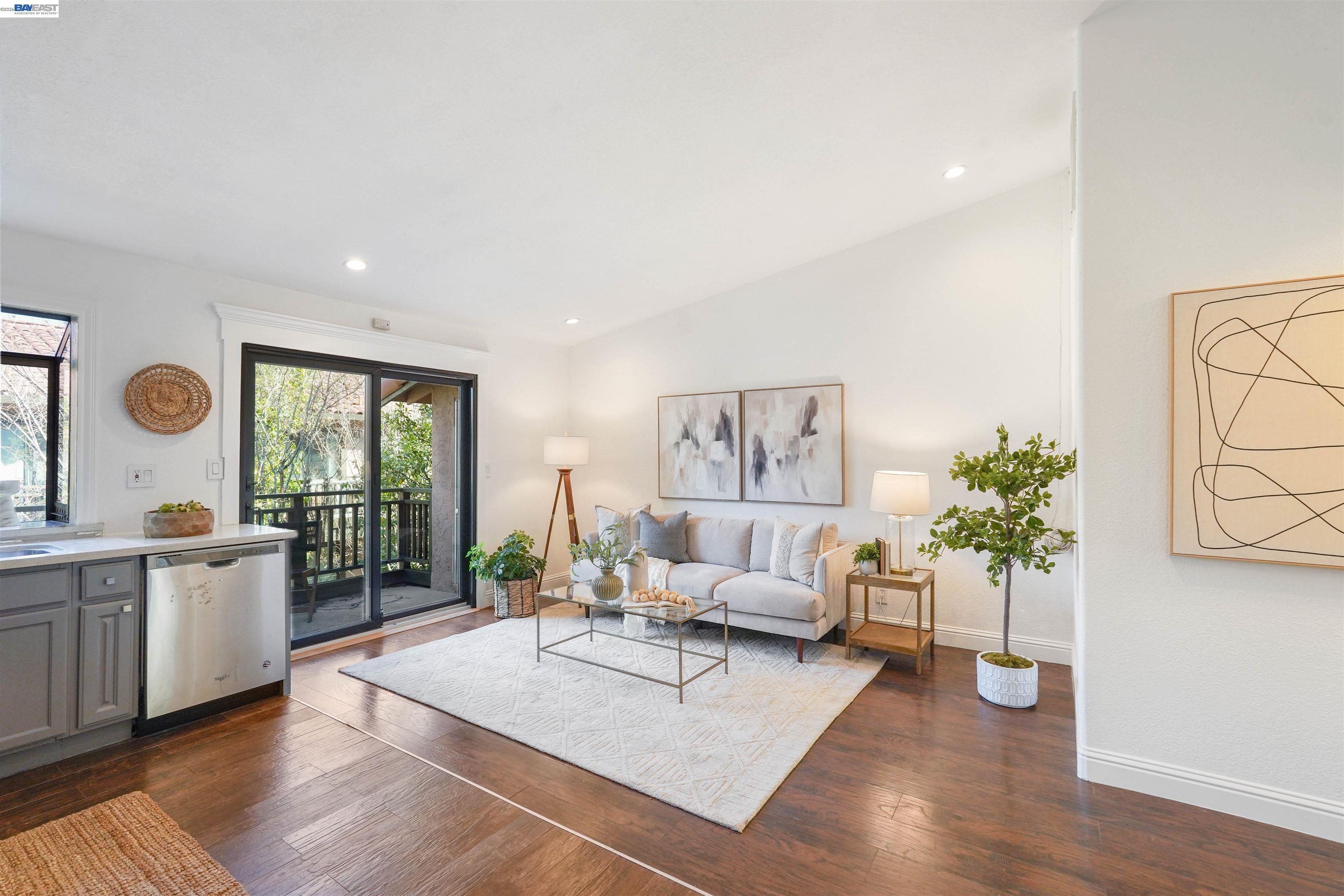 Detail Gallery Image 4 of 41 For 232 Race St, San Jose,  CA 95126 - 2 Beds | 2 Baths