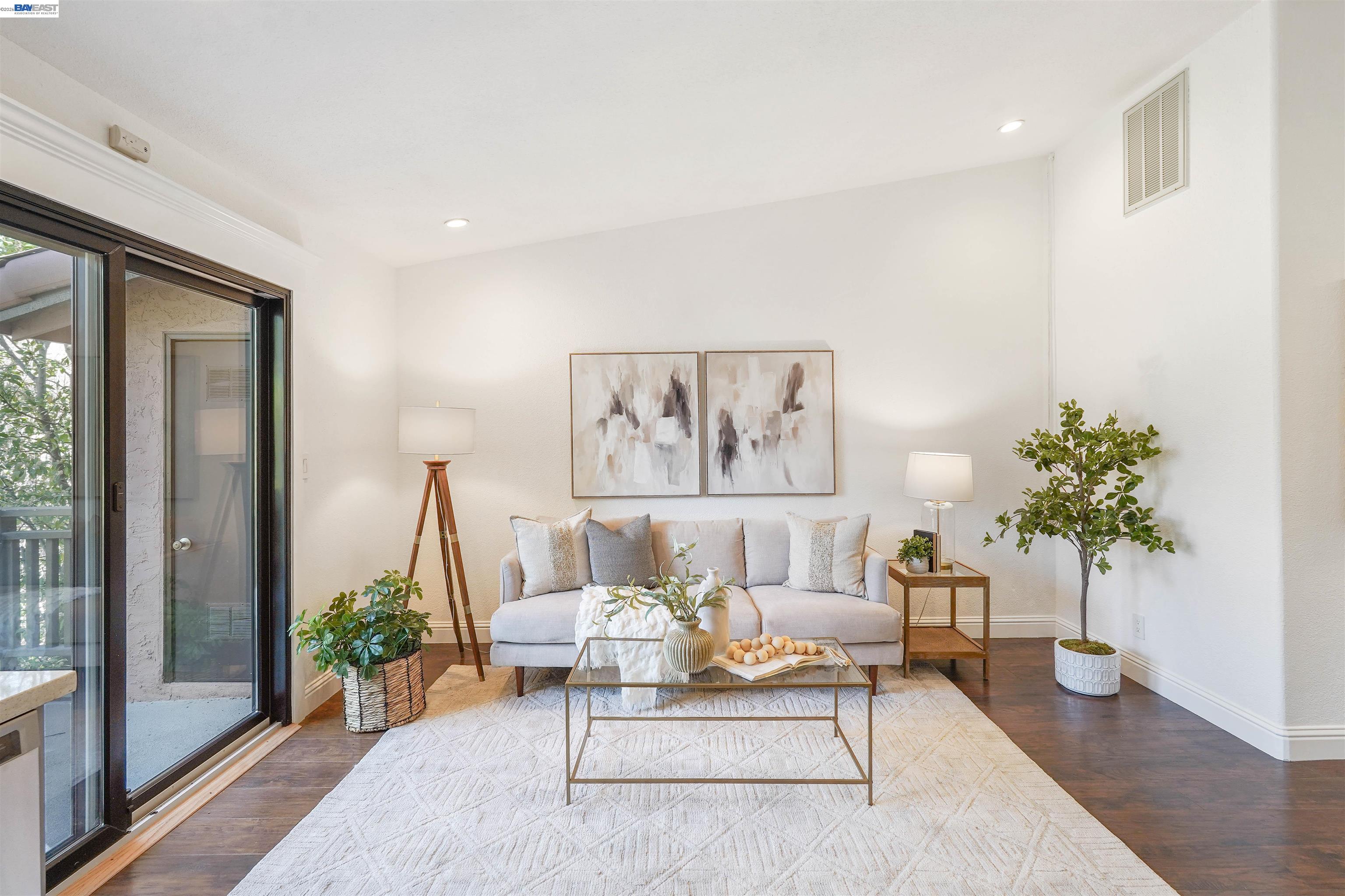 Detail Gallery Image 5 of 41 For 232 Race St, San Jose,  CA 95126 - 2 Beds | 2 Baths