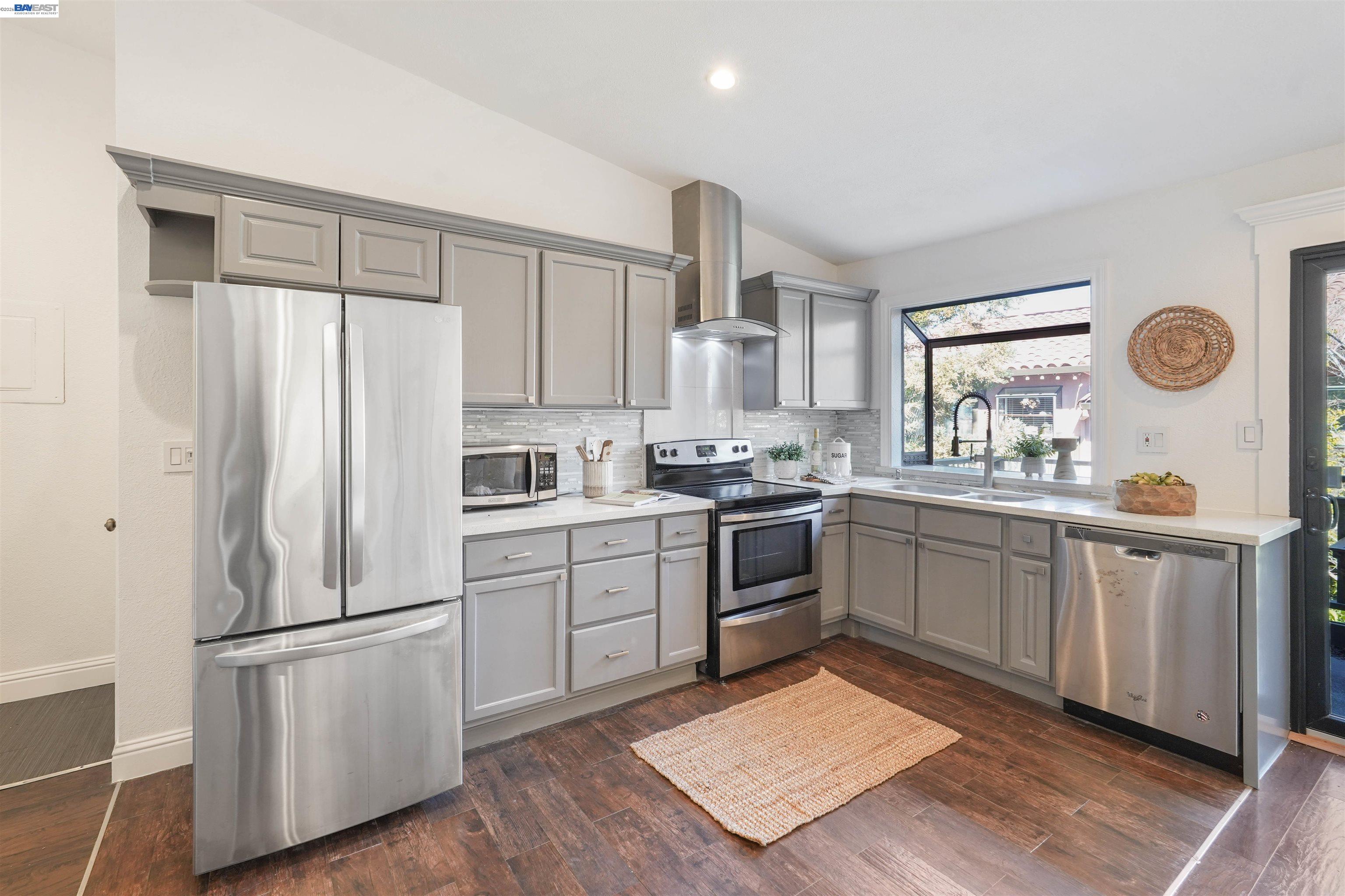 Detail Gallery Image 6 of 41 For 232 Race St, San Jose,  CA 95126 - 2 Beds | 2 Baths