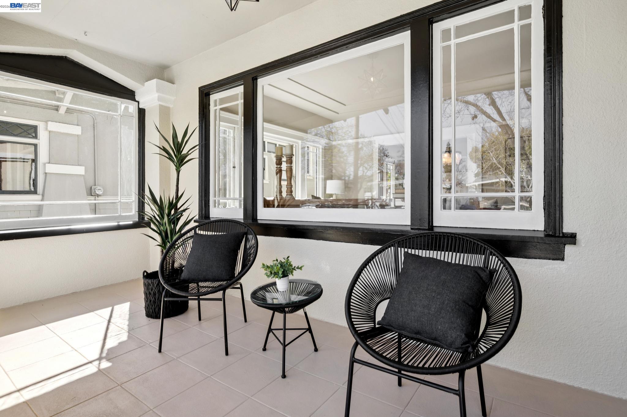 Detail Gallery Image 4 of 56 For 3226 Fairview Ave, Alameda,  CA 94501 - 3 Beds | 2/1 Baths