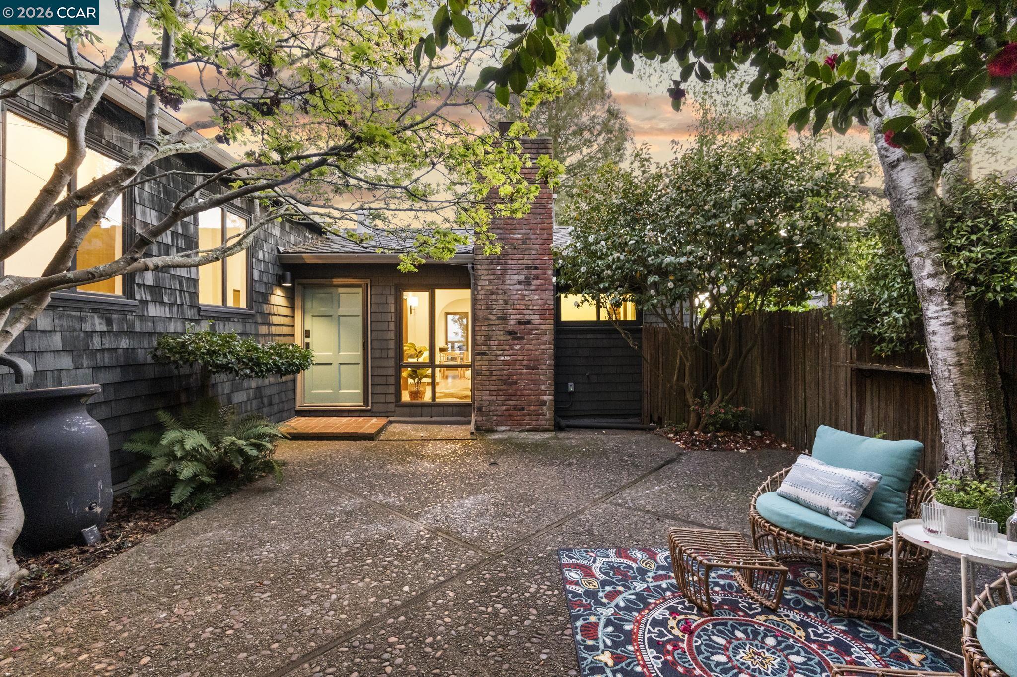 Detail Gallery Image 4 of 57 For 1160 Miller, Berkeley,  CA 94708 - 4 Beds | 3 Baths